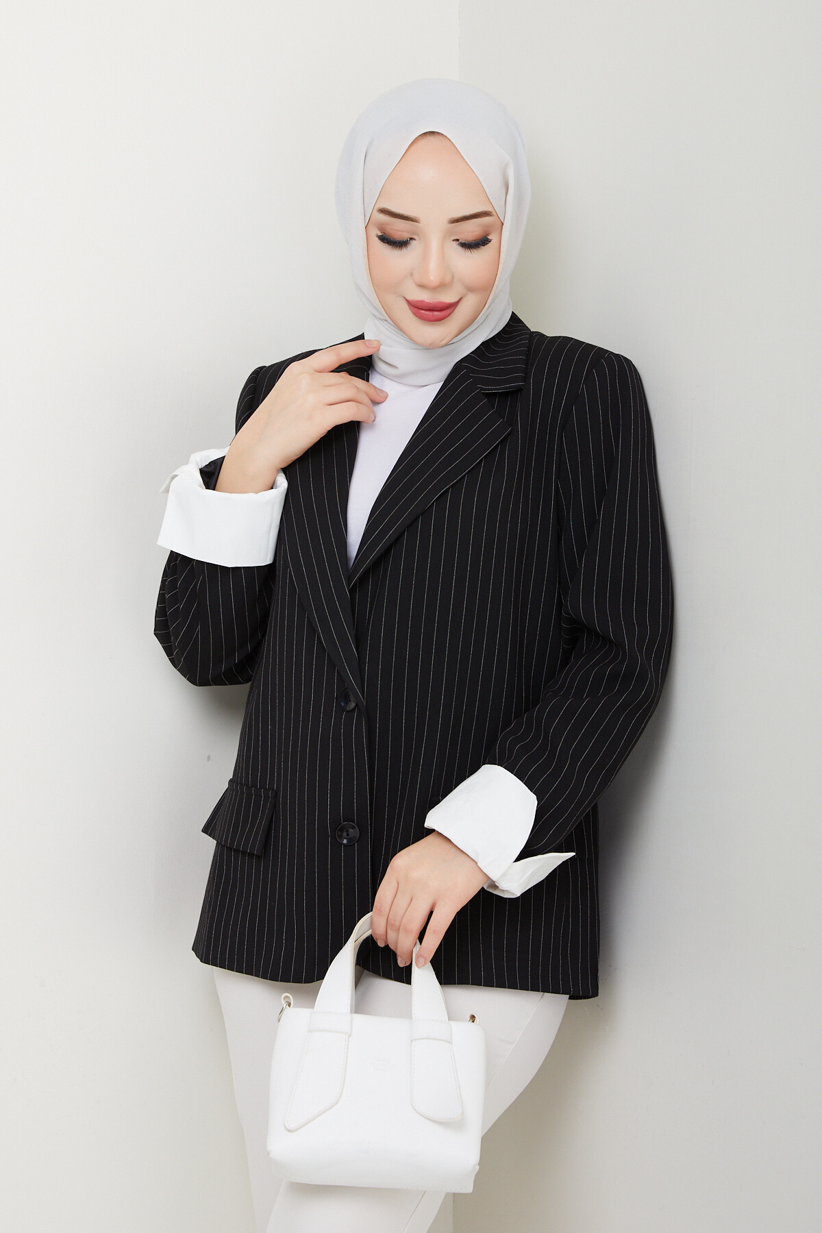 ÇİZGİLİ KOLLARI BEYAZ MANŞET CEKET - SİYAH