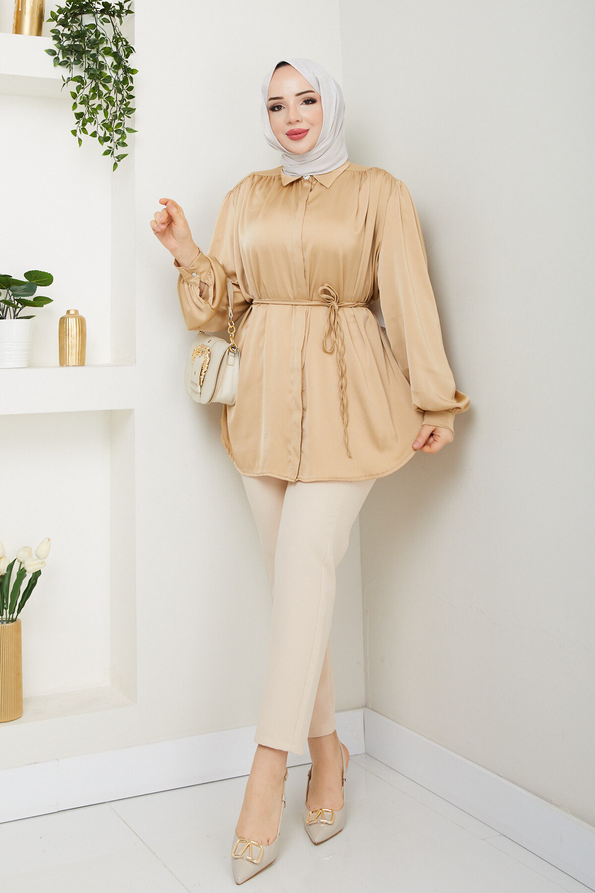 GİZLİ DÜĞMELİ BÜZGÜLÜ SATEN GÖMLEK-CAMEL