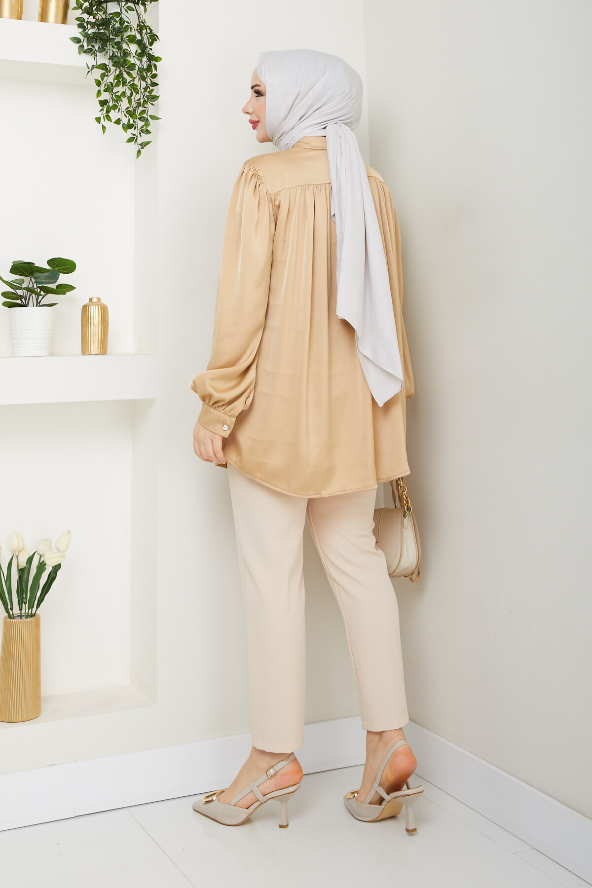 GİZLİ DÜĞMELİ BÜZGÜLÜ SATEN GÖMLEK-CAMEL