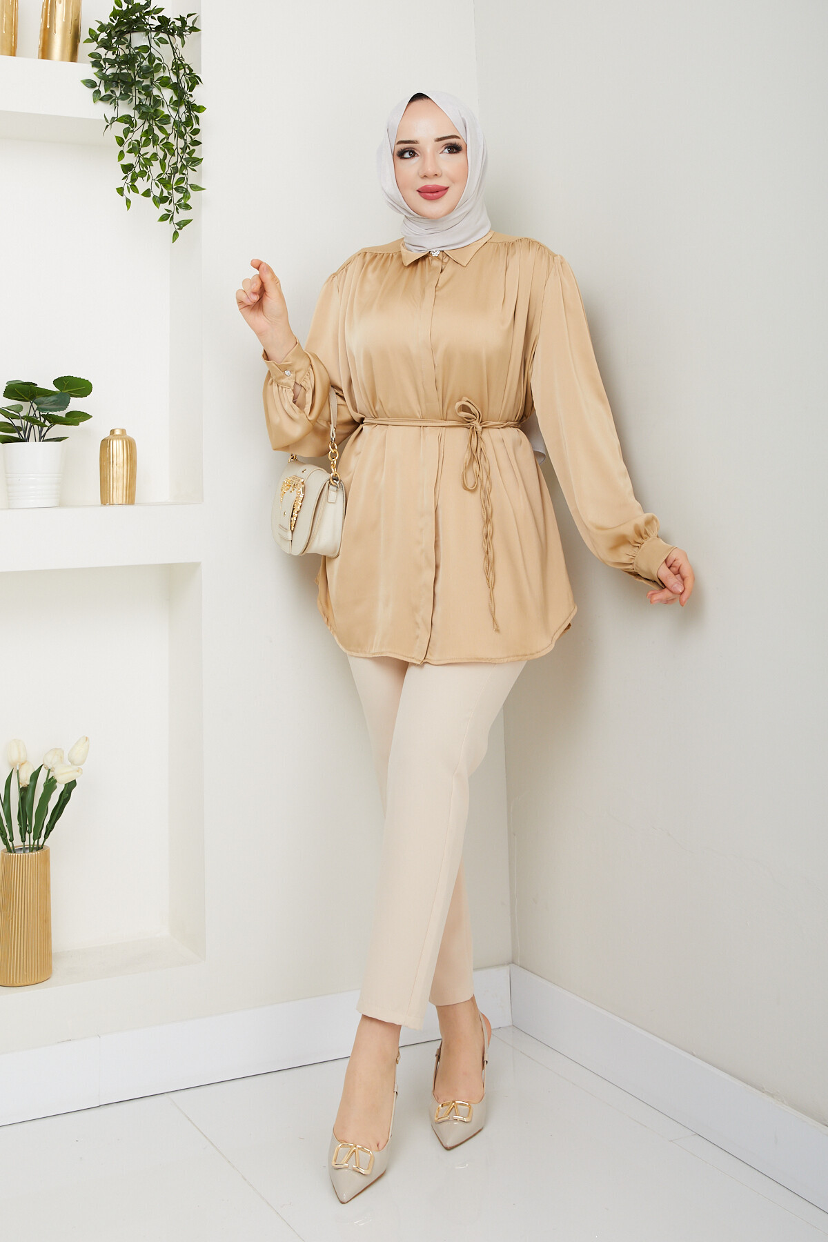 GİZLİ DÜĞMELİ BÜZGÜLÜ SATEN GÖMLEK-CAMEL