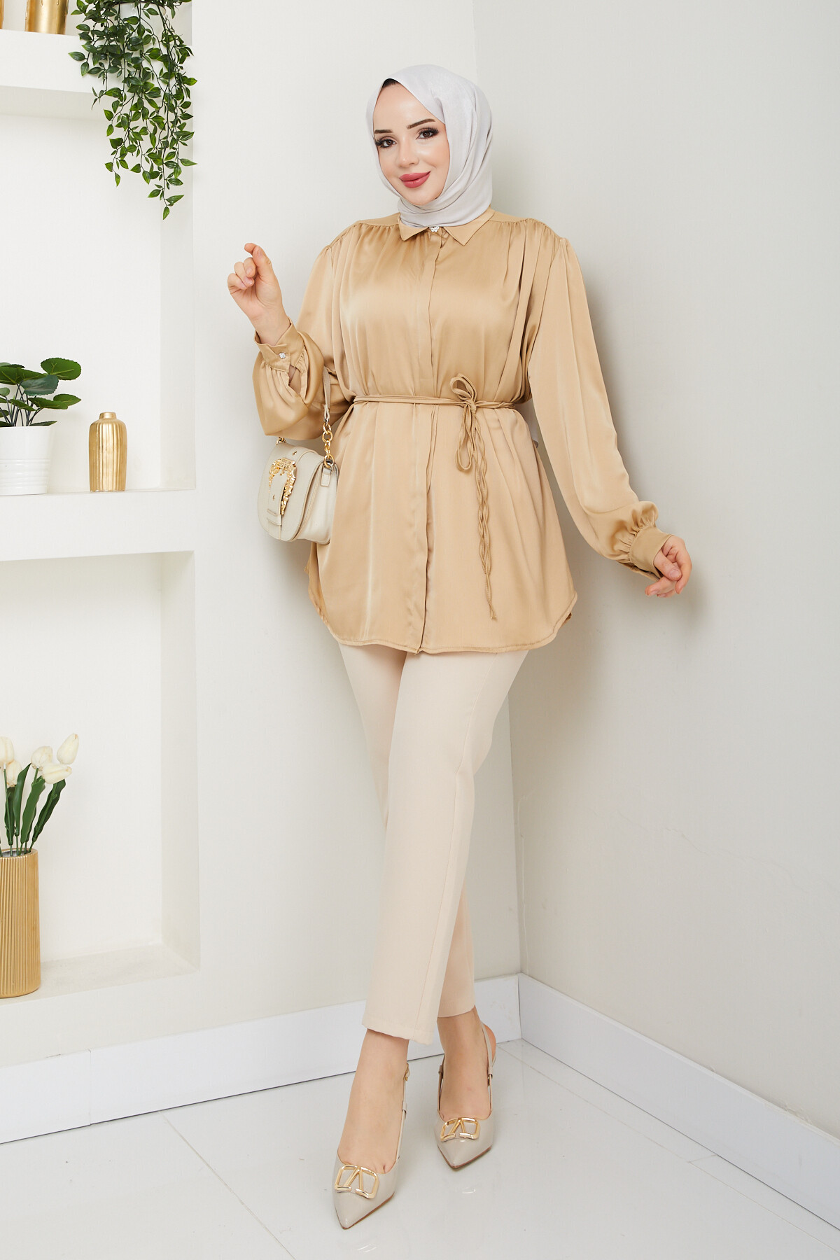 GİZLİ DÜĞMELİ BÜZGÜLÜ SATEN GÖMLEK-CAMEL