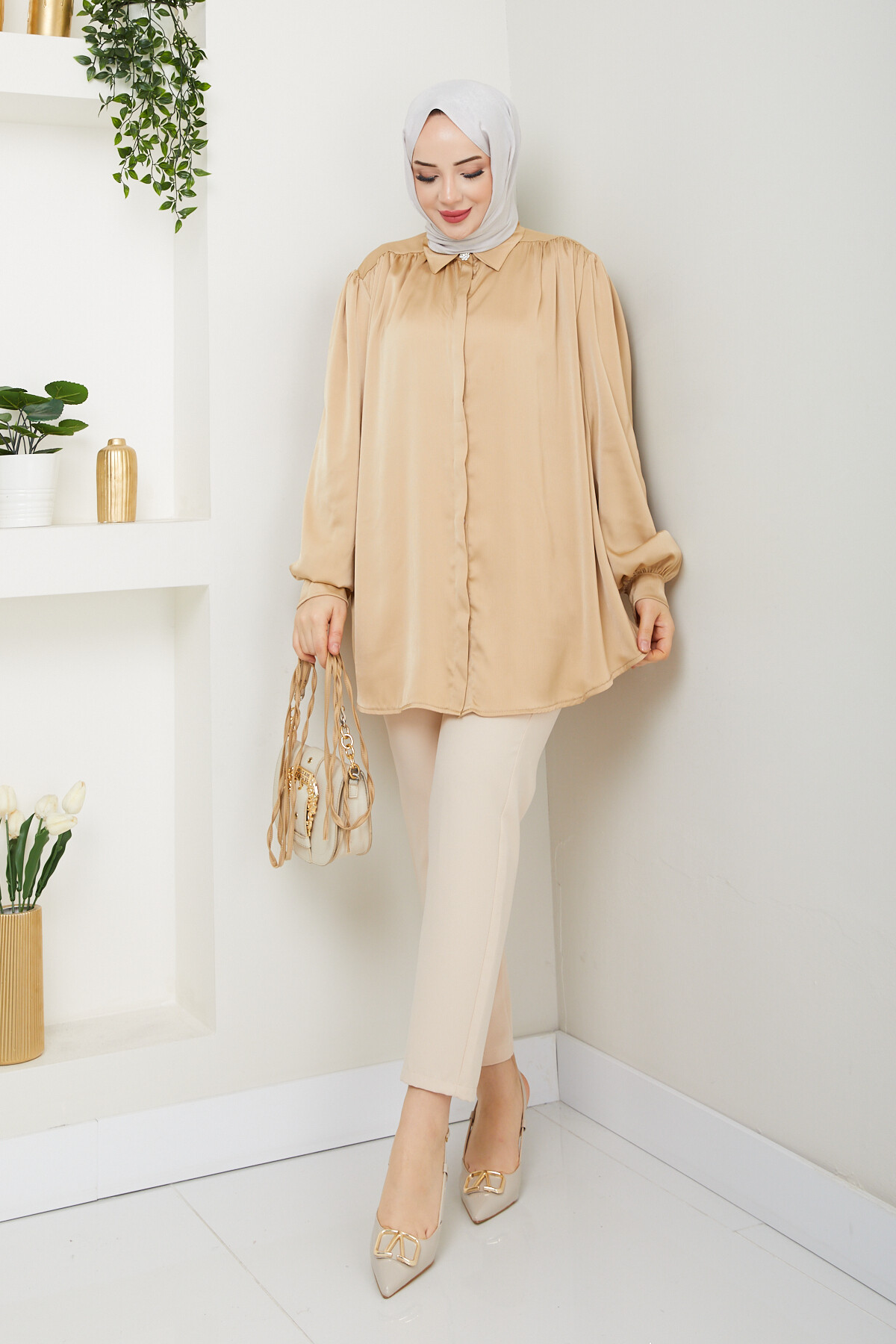 GİZLİ DÜĞMELİ BÜZGÜLÜ SATEN GÖMLEK-CAMEL