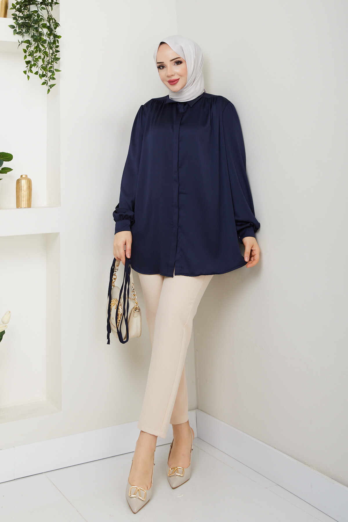 GİZLİ DÜĞMELİ BÜZGÜLÜ SATEN GÖMLEK-LACİVERT