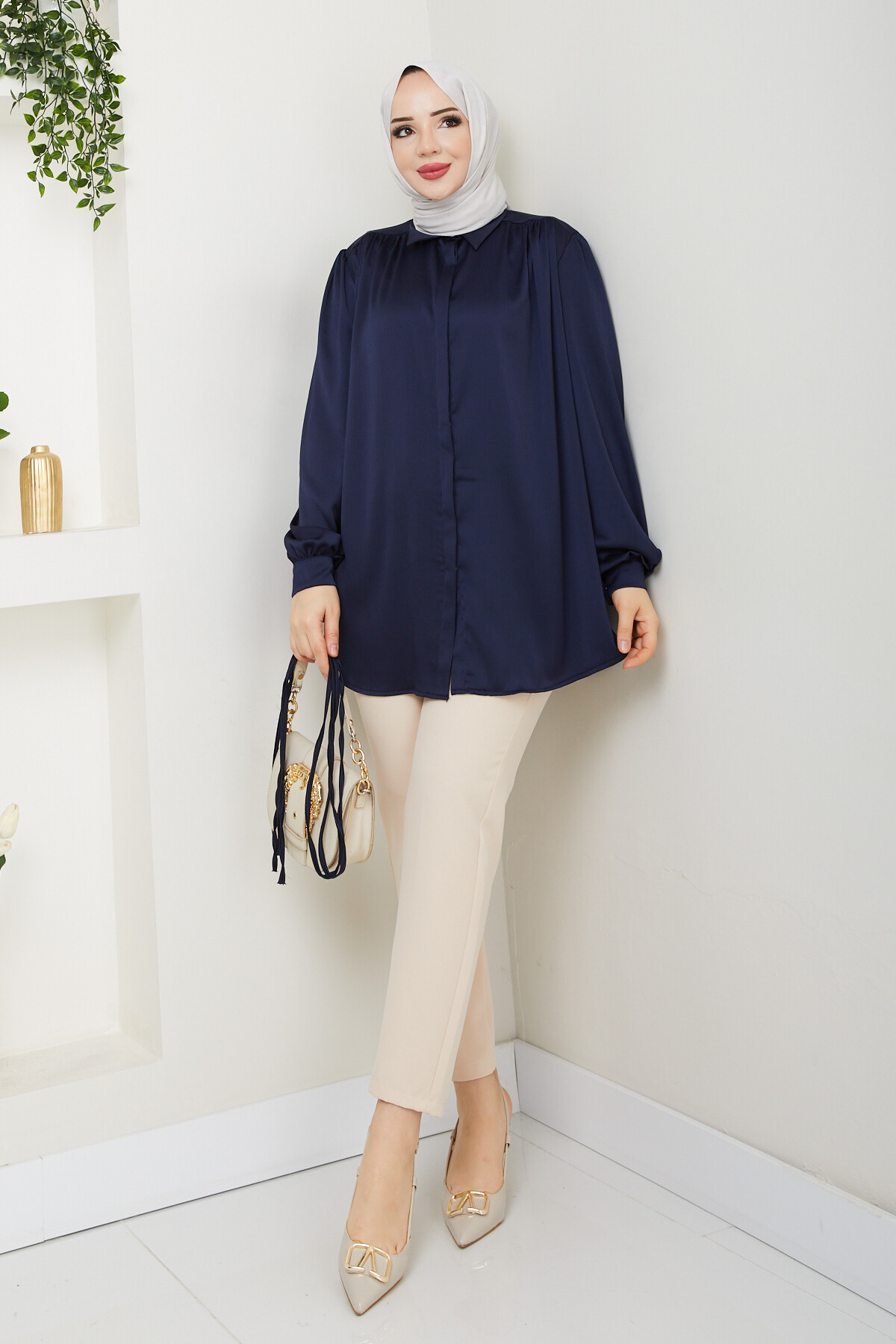 GİZLİ DÜĞMELİ BÜZGÜLÜ SATEN GÖMLEK-LACİVERT