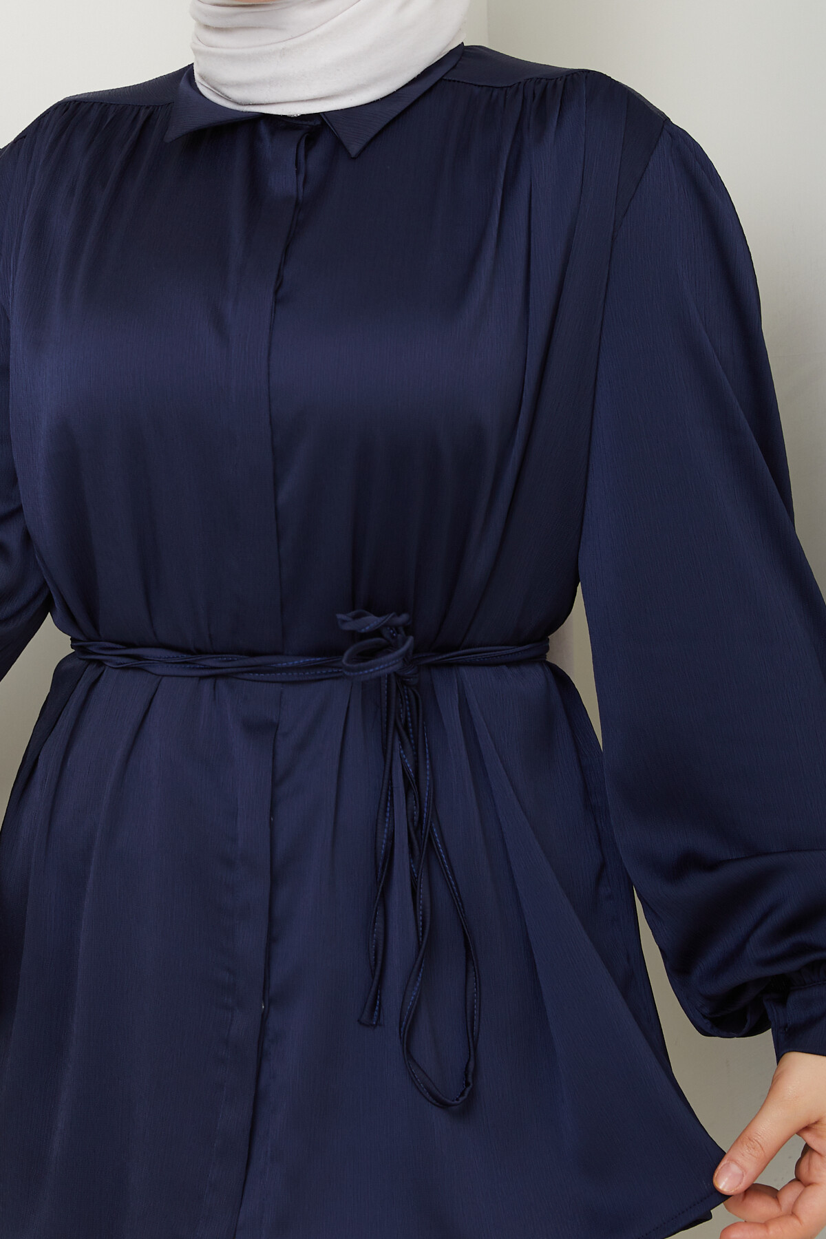 GİZLİ DÜĞMELİ BÜZGÜLÜ SATEN GÖMLEK-LACİVERT