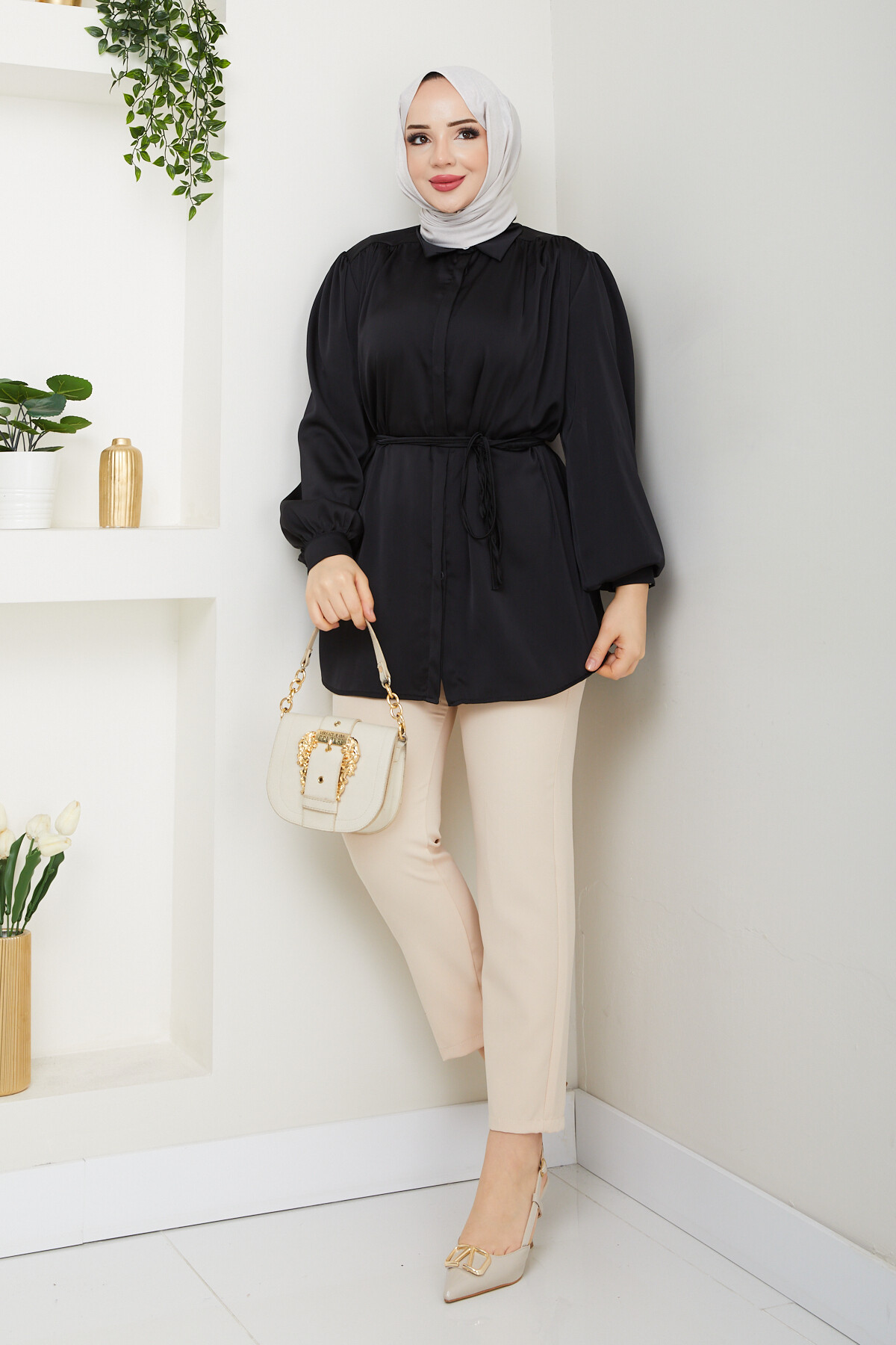 GİZLİ DÜĞMELİ BÜZGÜLÜ SATEN GÖMLEK-SİYAH