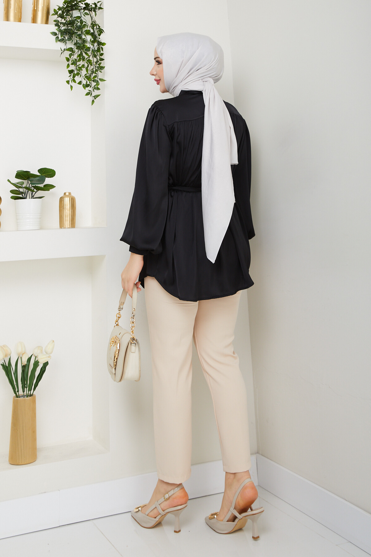 GİZLİ DÜĞMELİ BÜZGÜLÜ SATEN GÖMLEK-SİYAH