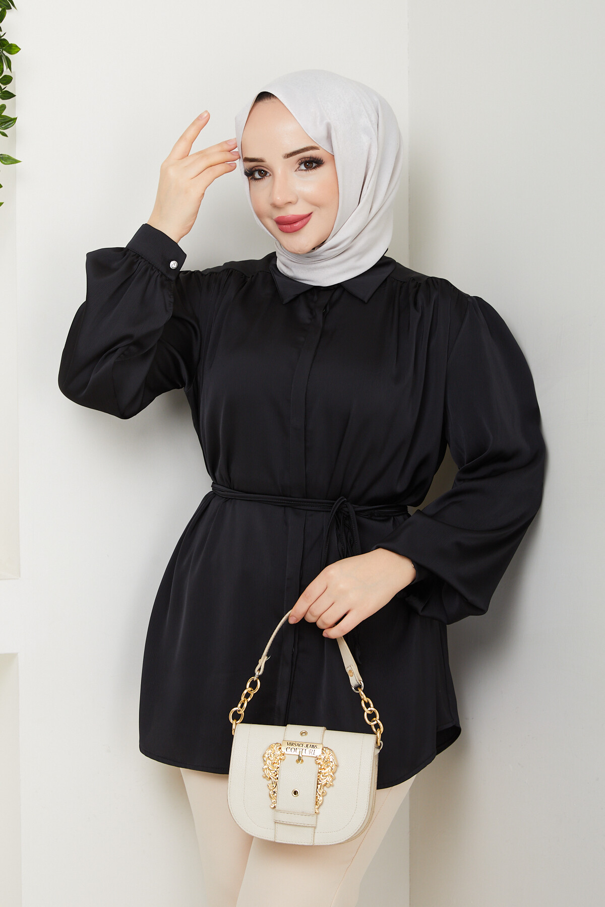 GİZLİ DÜĞMELİ BÜZGÜLÜ SATEN GÖMLEK-SİYAH