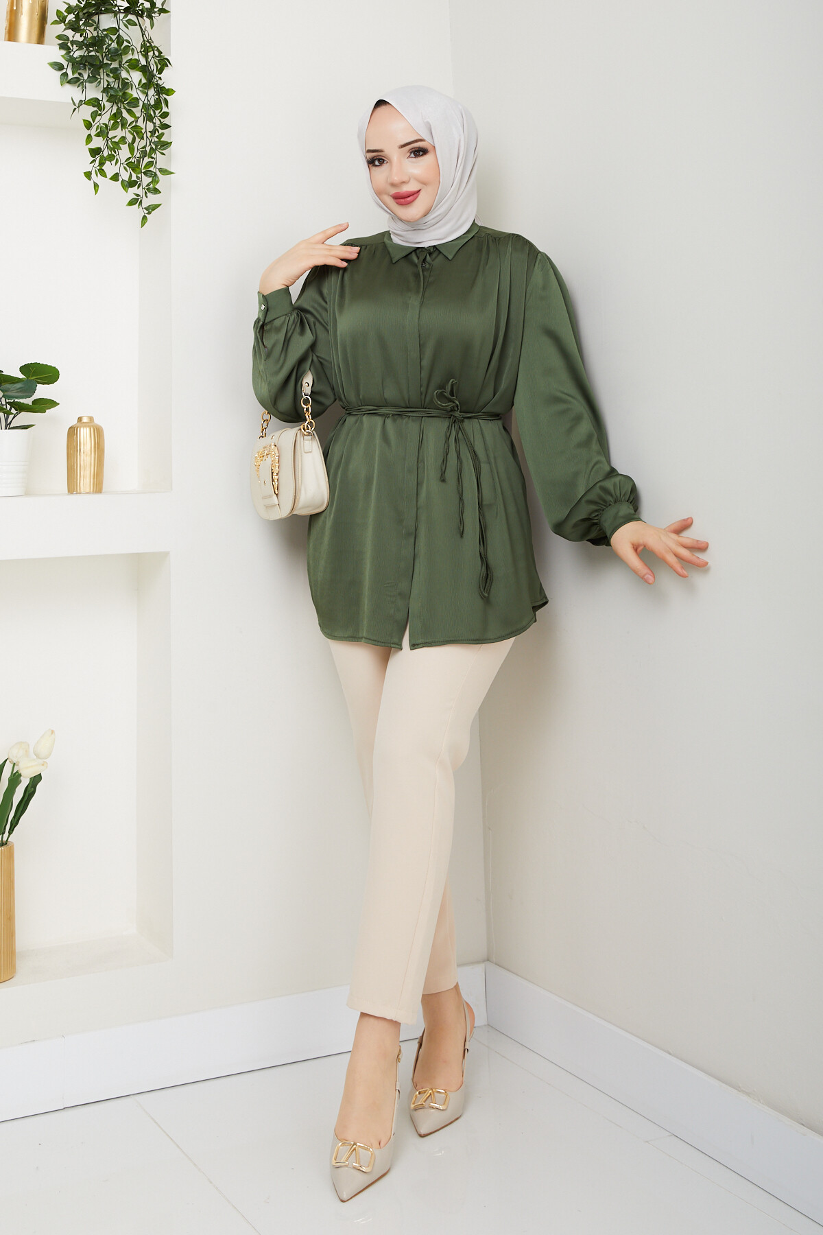 GİZLİ DÜĞMELİ BÜZGÜLÜ SATEN GÖMLEK-YEŞİL