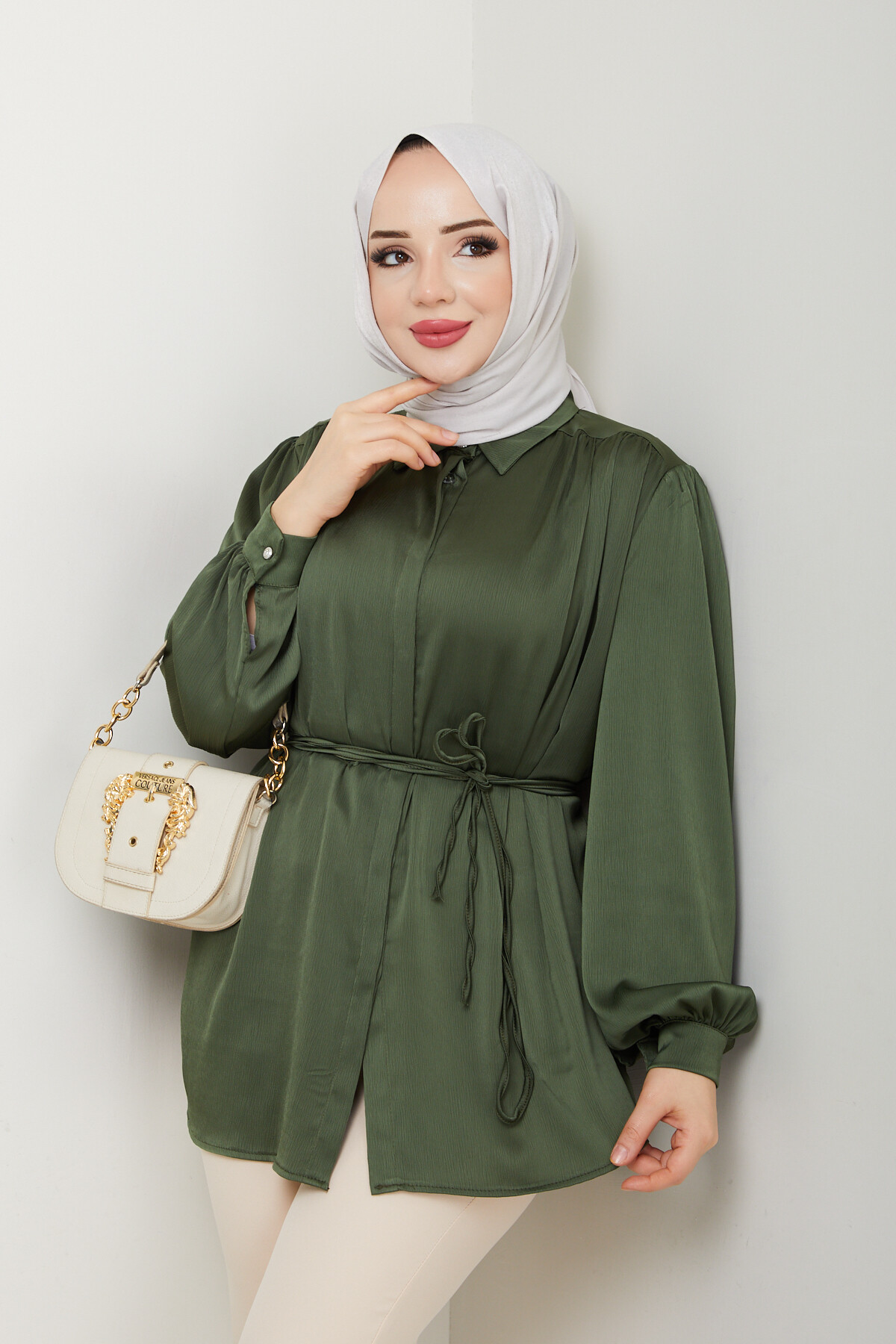 GİZLİ DÜĞMELİ BÜZGÜLÜ SATEN GÖMLEK-YEŞİL