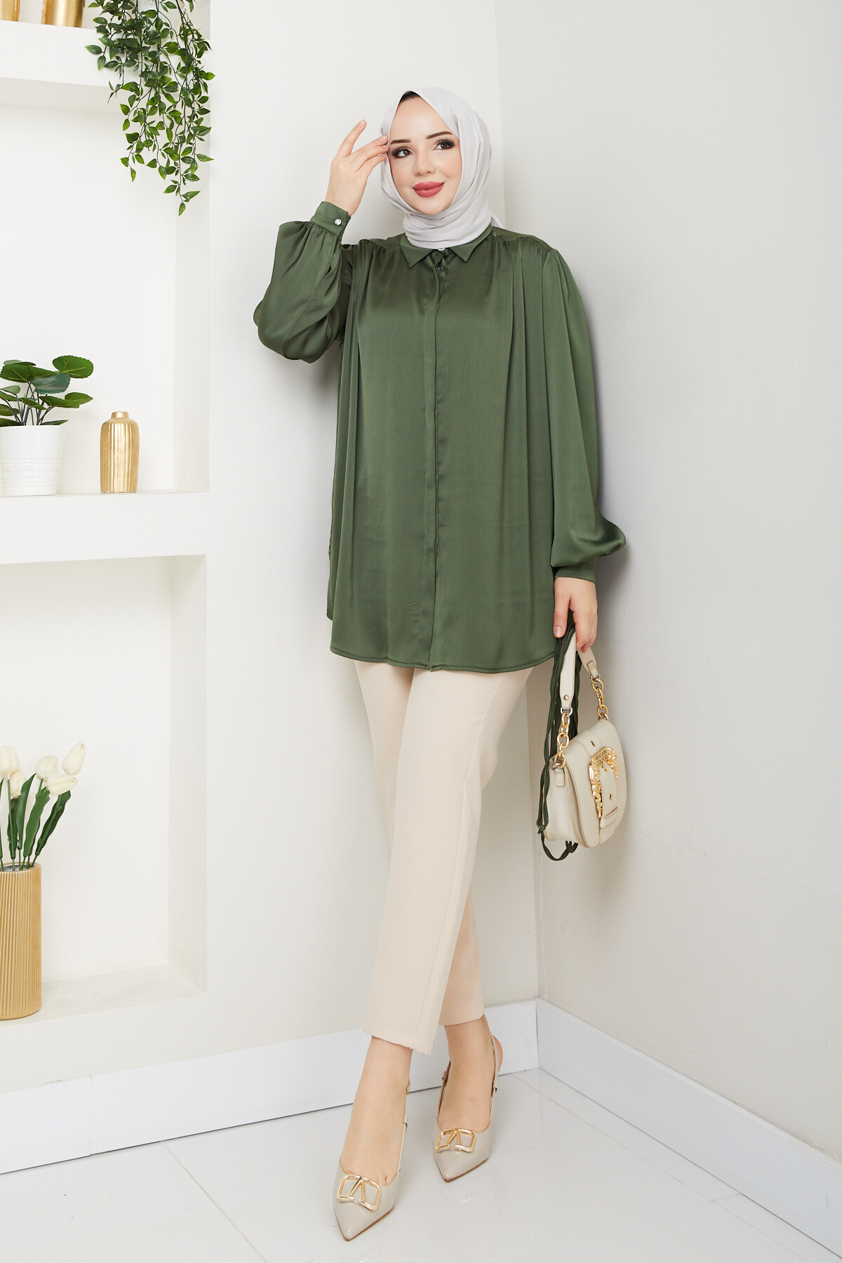 GİZLİ DÜĞMELİ BÜZGÜLÜ SATEN GÖMLEK-YEŞİL