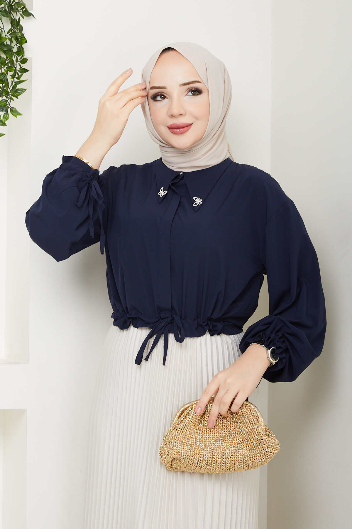 KELEBEK BROŞLU CROP BLUZ-LACİVERT