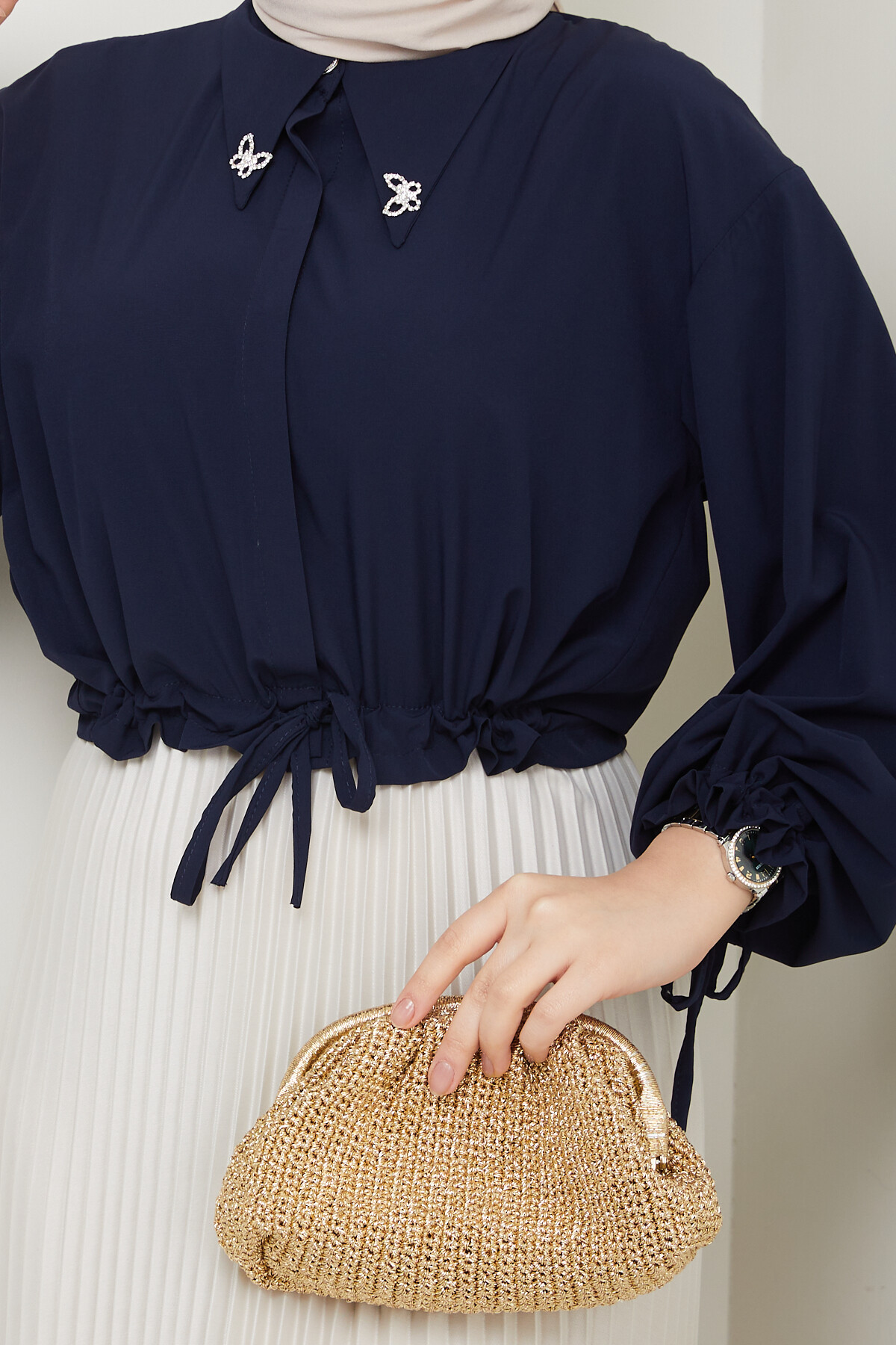 KELEBEK BROŞLU CROP BLUZ-LACİVERT