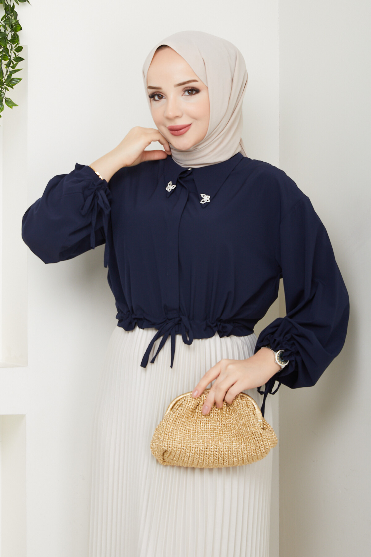 KELEBEK BROŞLU CROP BLUZ-LACİVERT