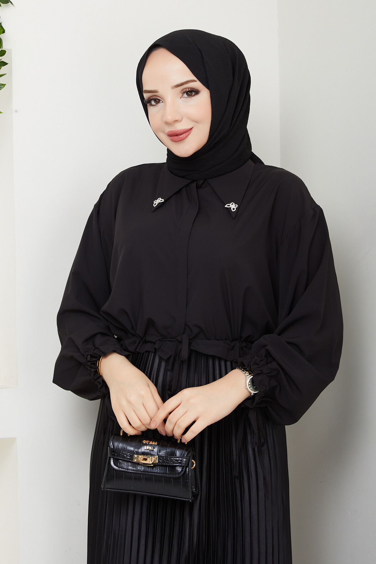 KELEBEK BROŞLU CROP BLUZ-SİYAH