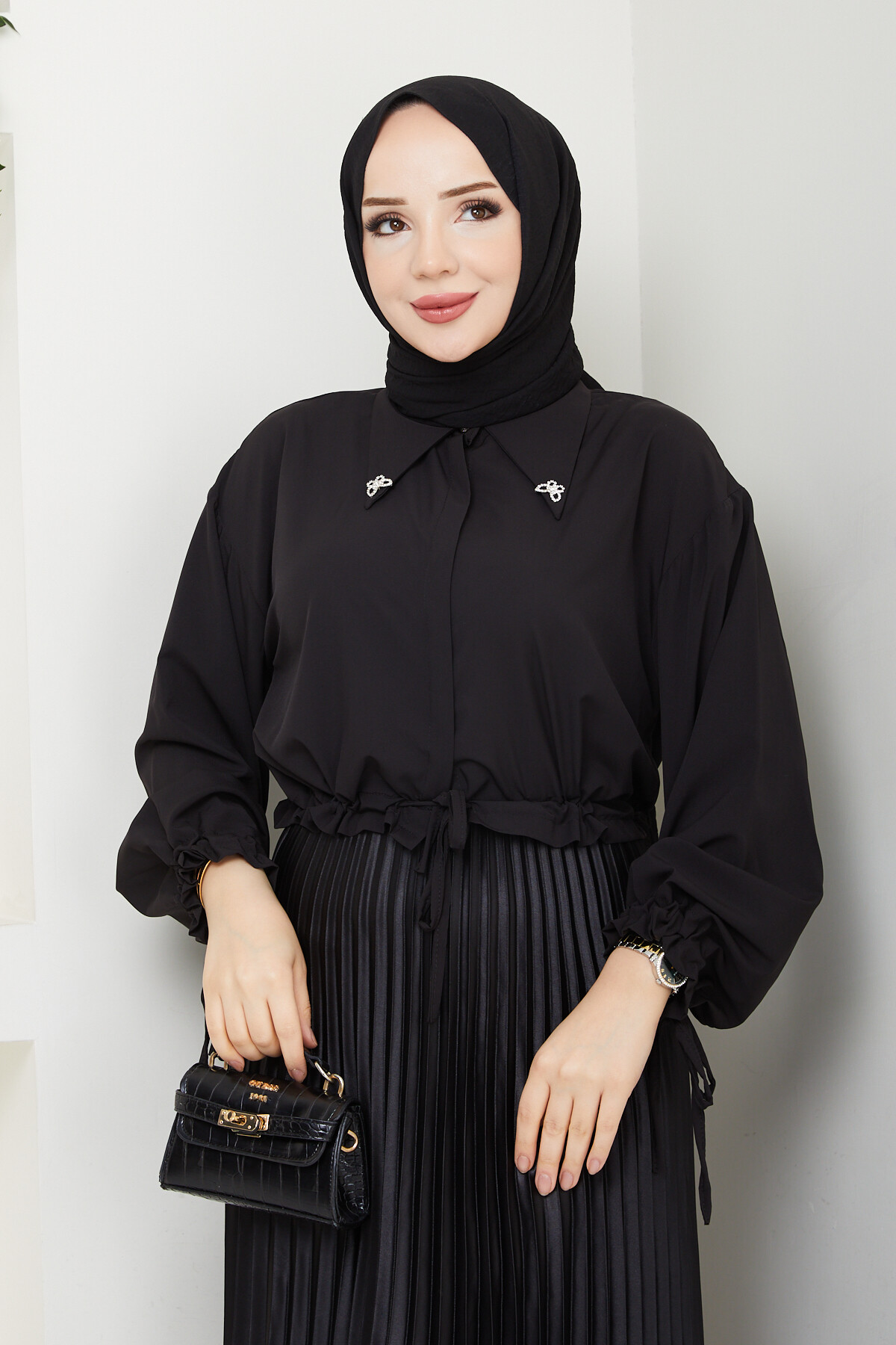 KELEBEK BROŞLU CROP BLUZ-SİYAH