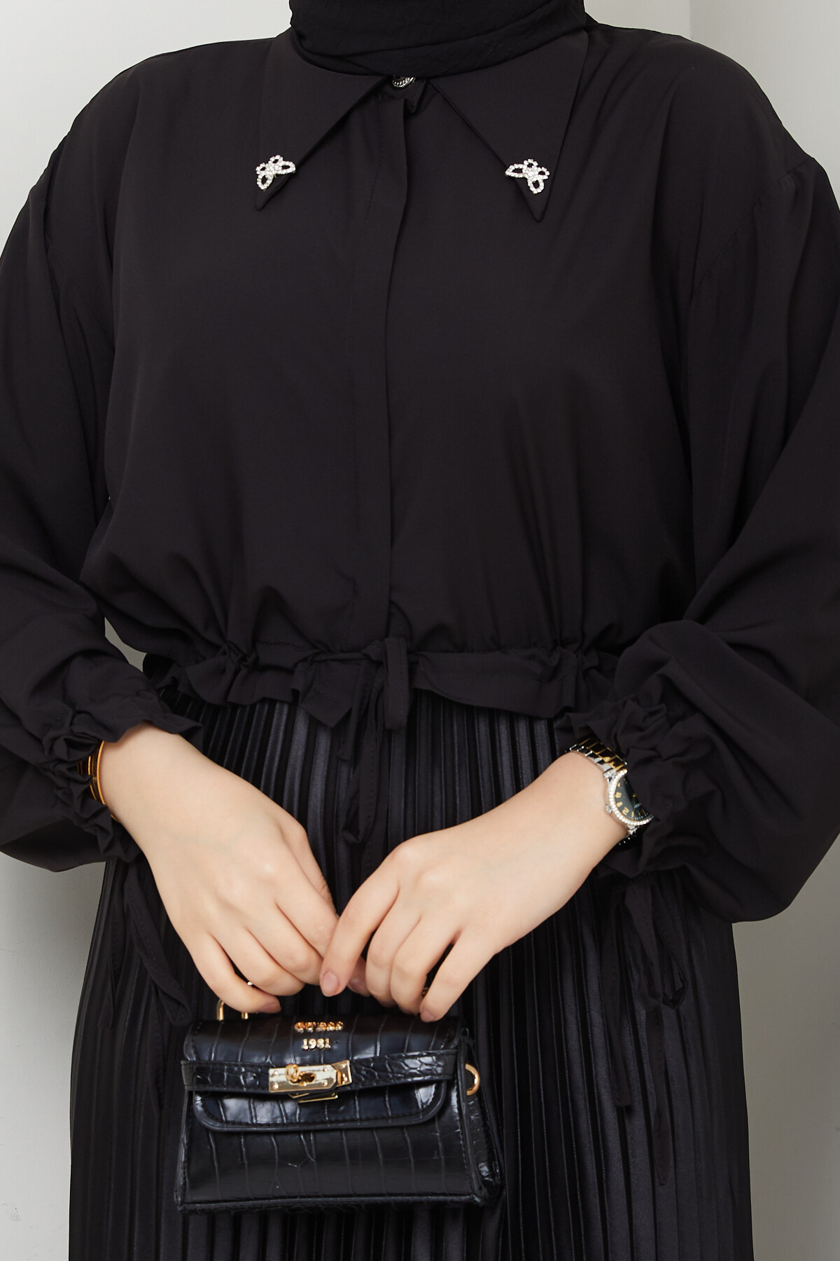 KELEBEK BROŞLU CROP BLUZ-SİYAH