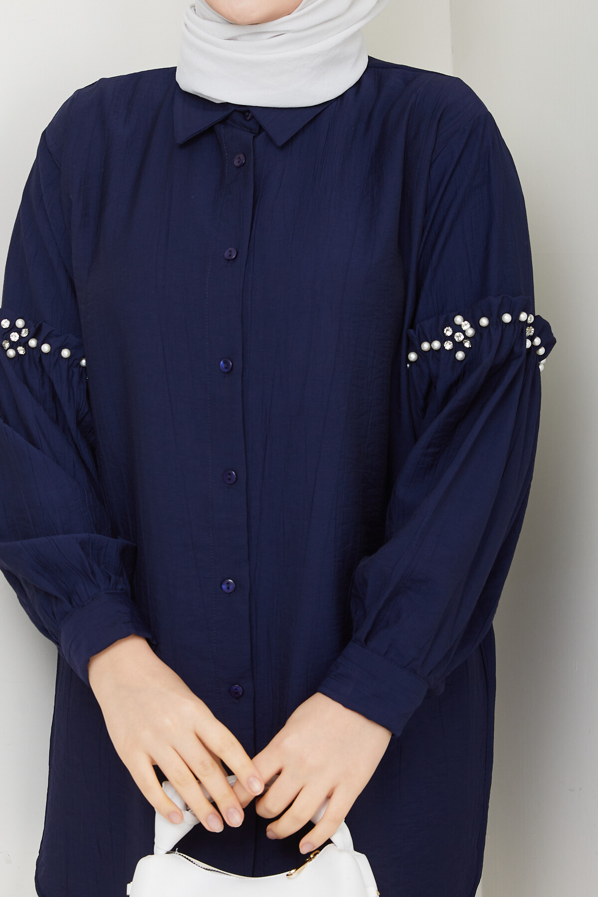 KOL İNCİ DETAYLI GÖMLE-LACİVERT