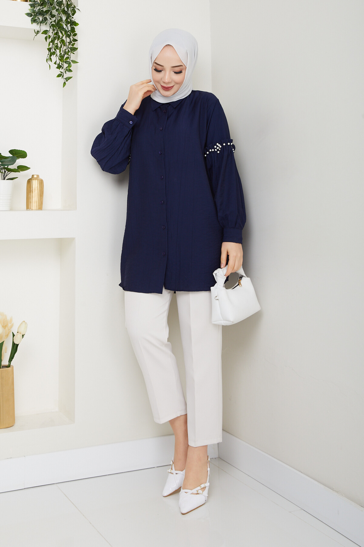 KOL İNCİ DETAYLI GÖMLE-LACİVERT