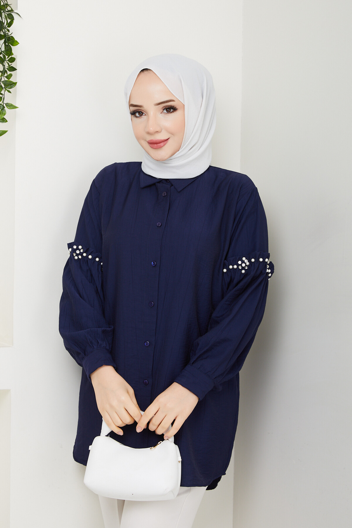 KOL İNCİ DETAYLI GÖMLE-LACİVERT