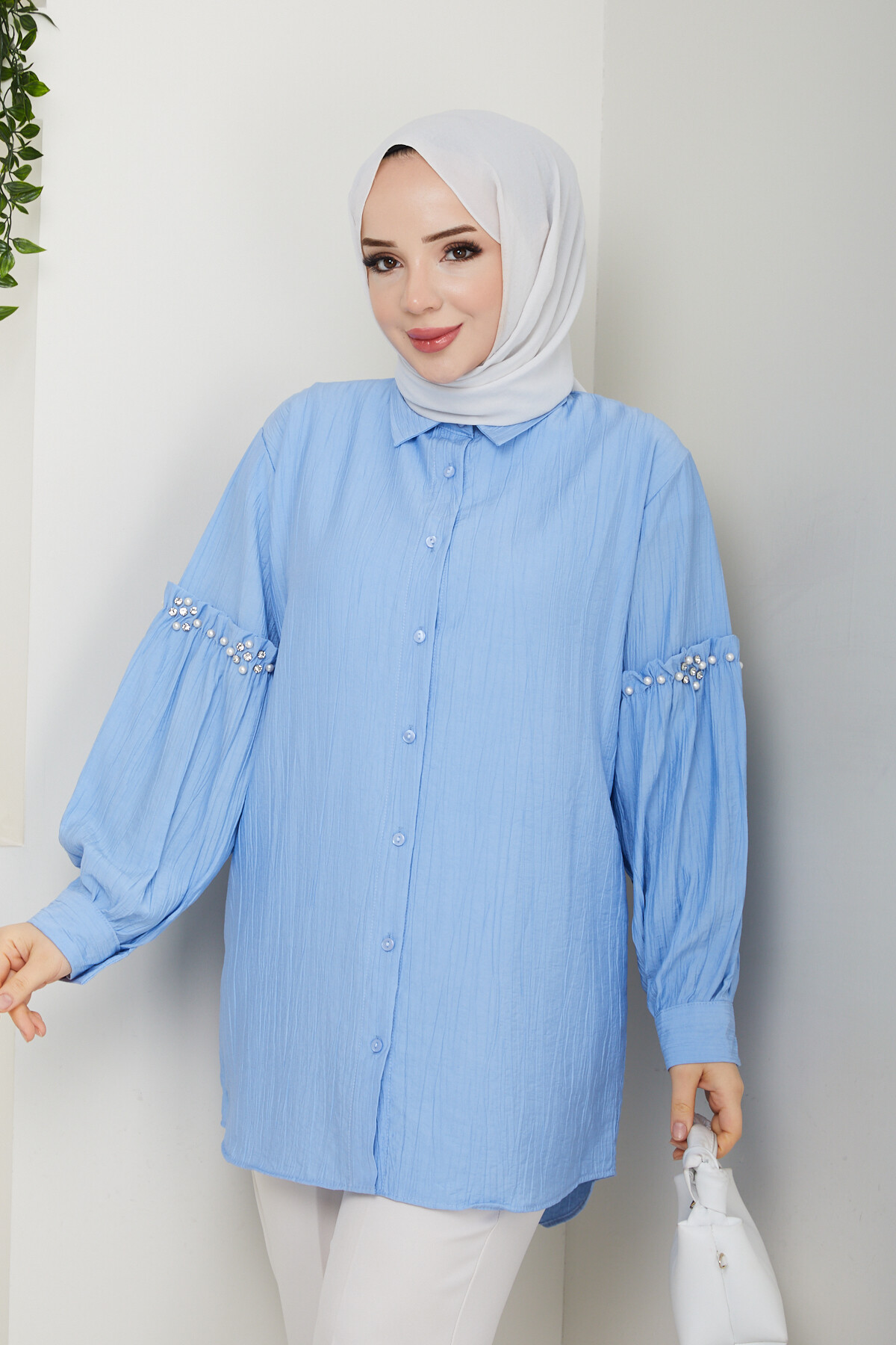 KOL İNCİ DETAYLI GÖMLEK-BEBE MAVİ