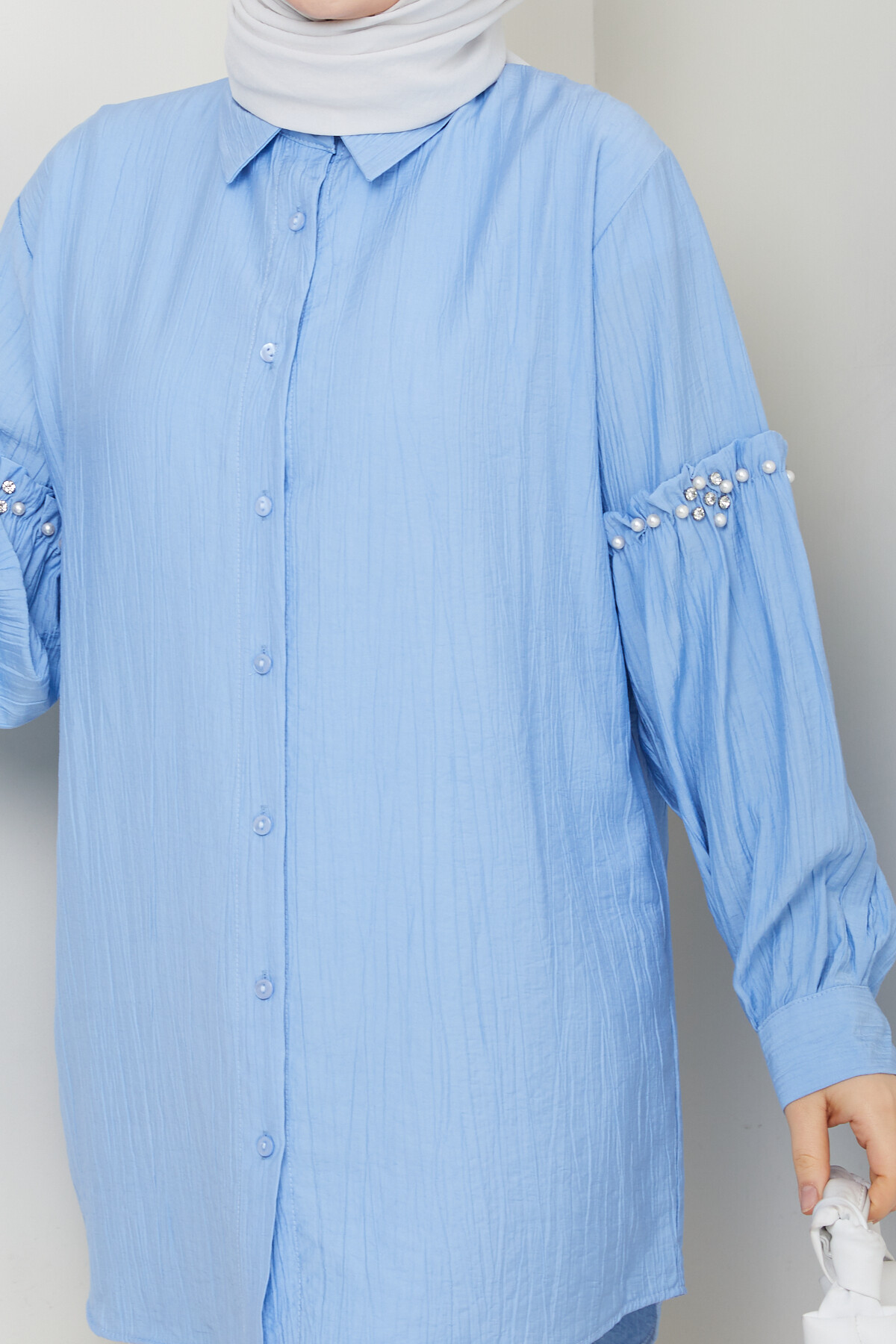 KOL İNCİ DETAYLI GÖMLEK-BEBE MAVİ