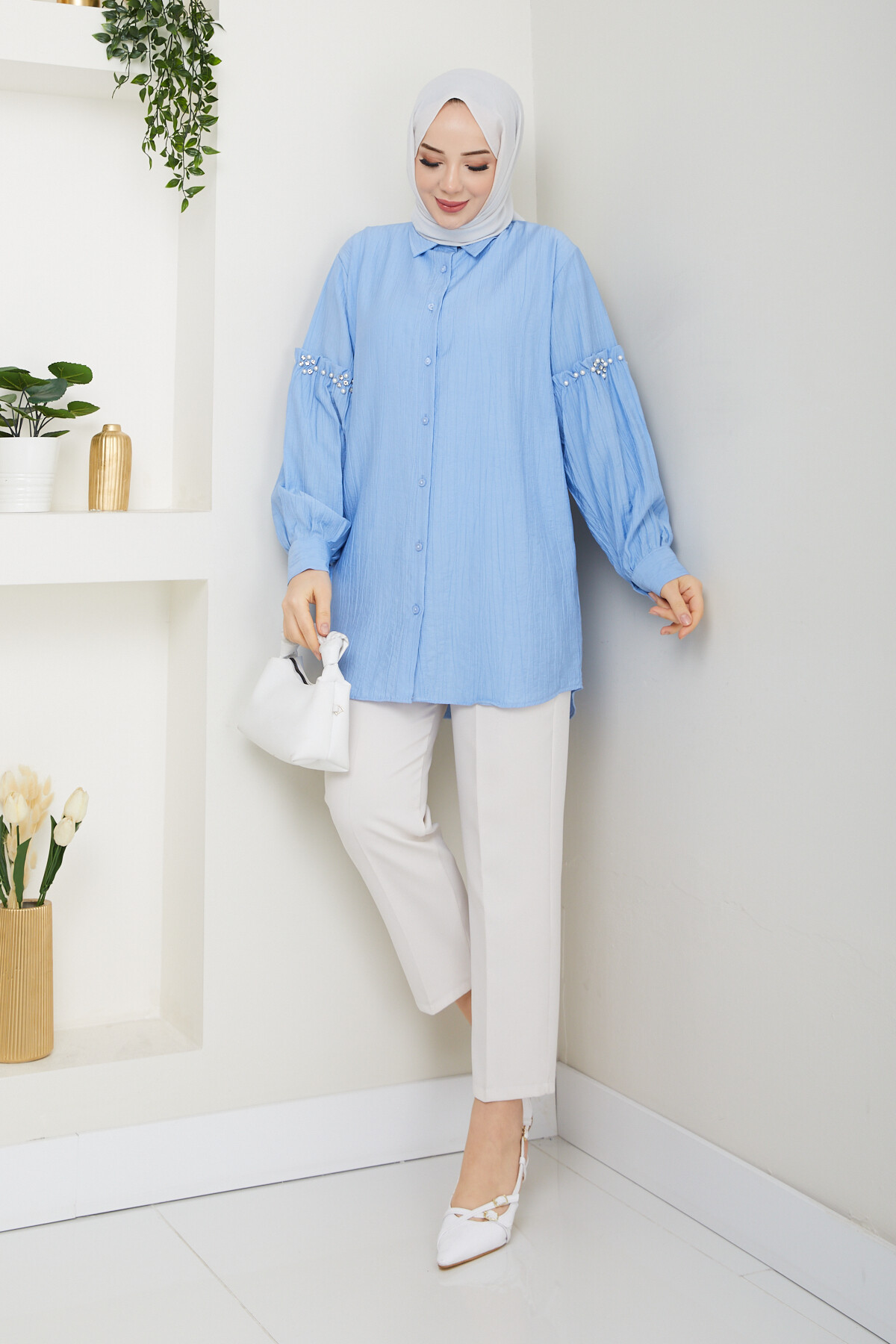 KOL İNCİ DETAYLI GÖMLEK-BEBE MAVİ