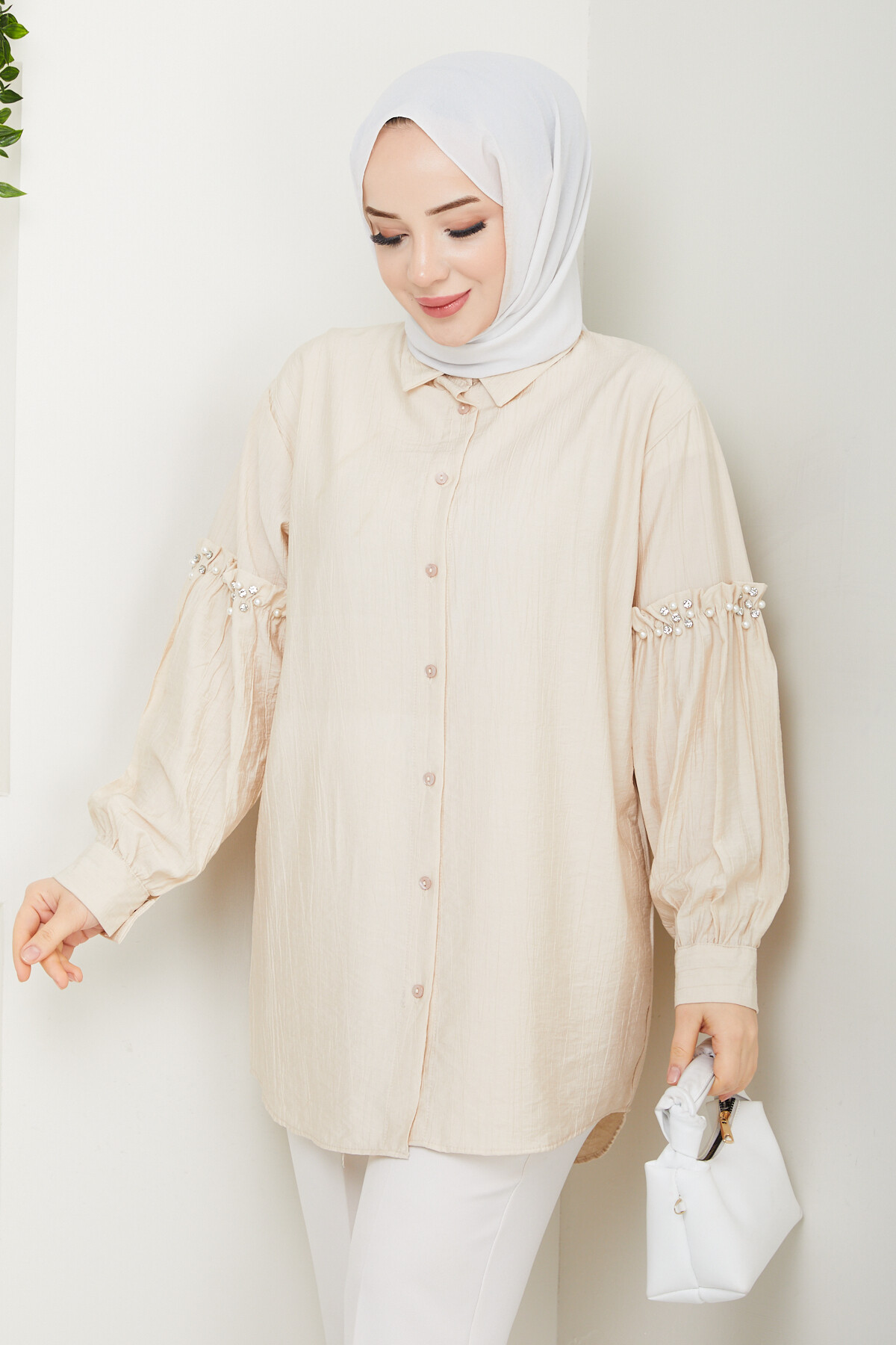 KOL İNCİ DETAYLI GÖMLEK-BEJ