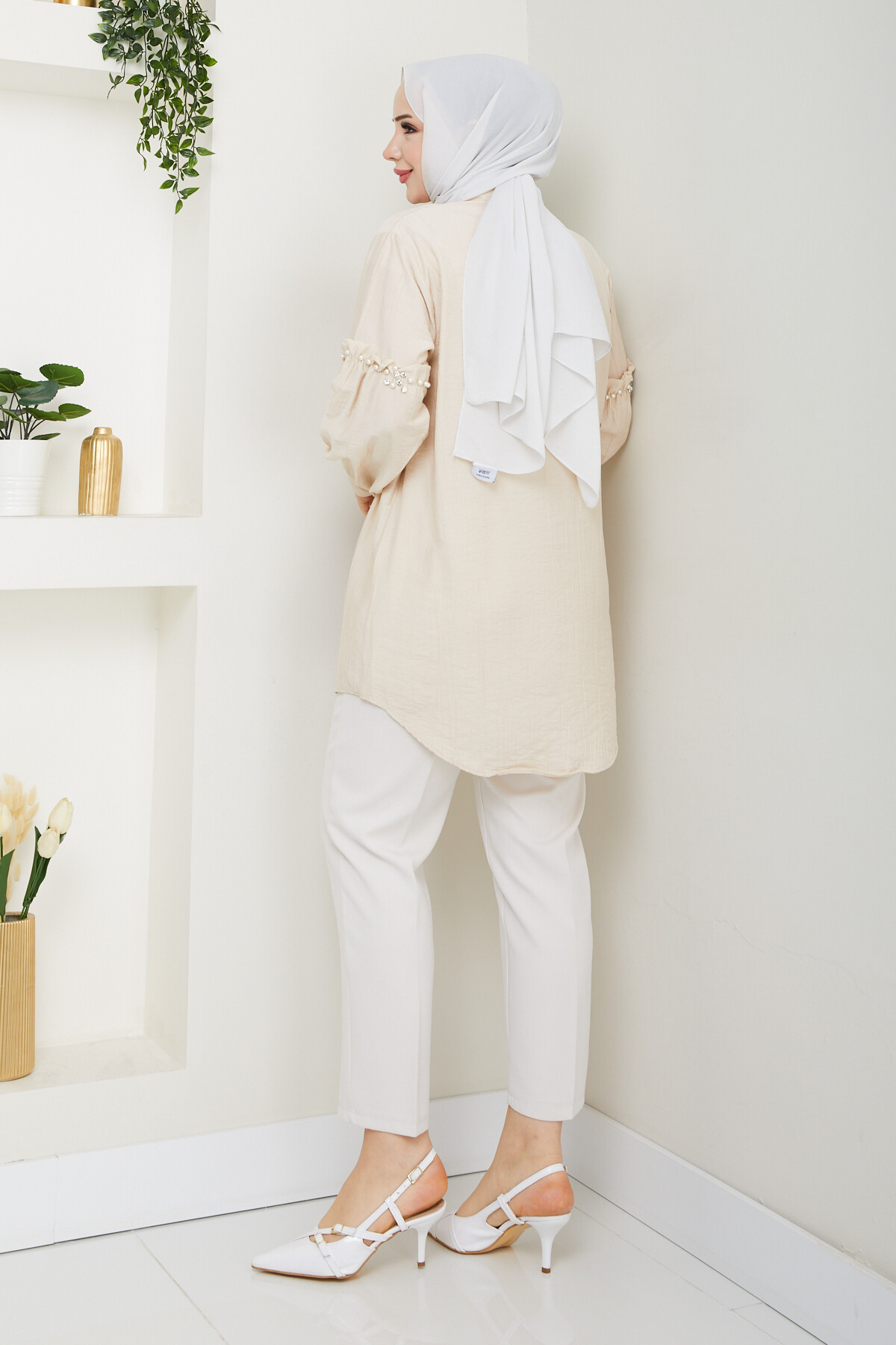 KOL İNCİ DETAYLI GÖMLEK-BEJ