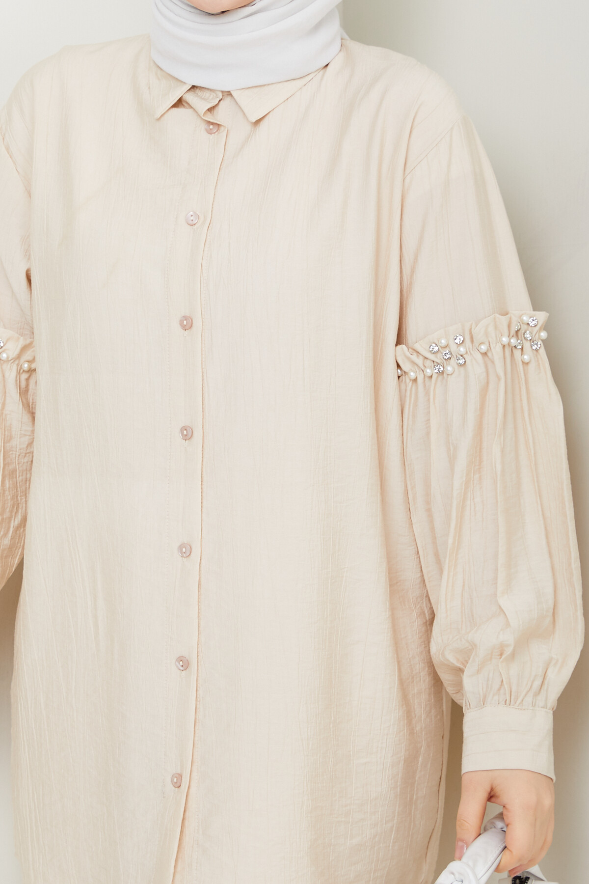 KOL İNCİ DETAYLI GÖMLEK-BEJ