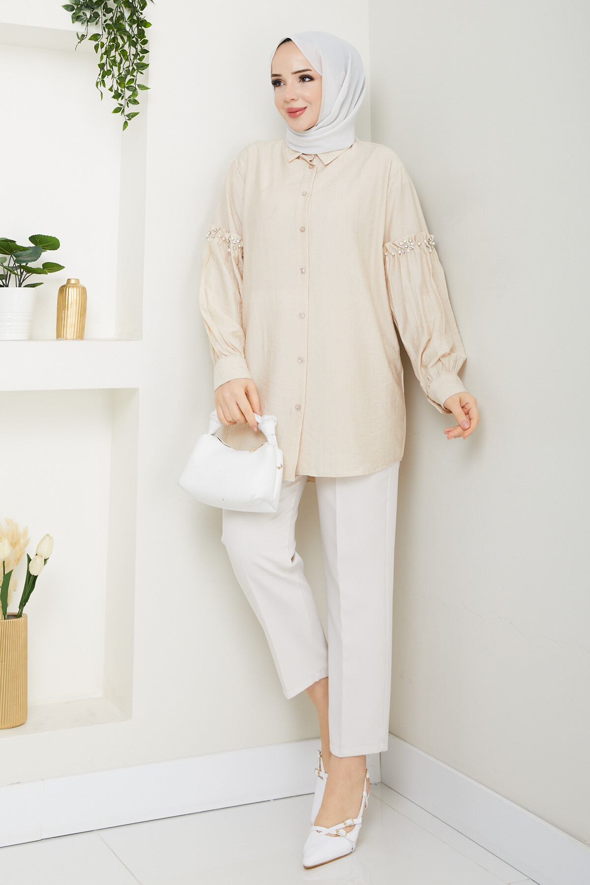 KOL İNCİ DETAYLI GÖMLEK-BEJ