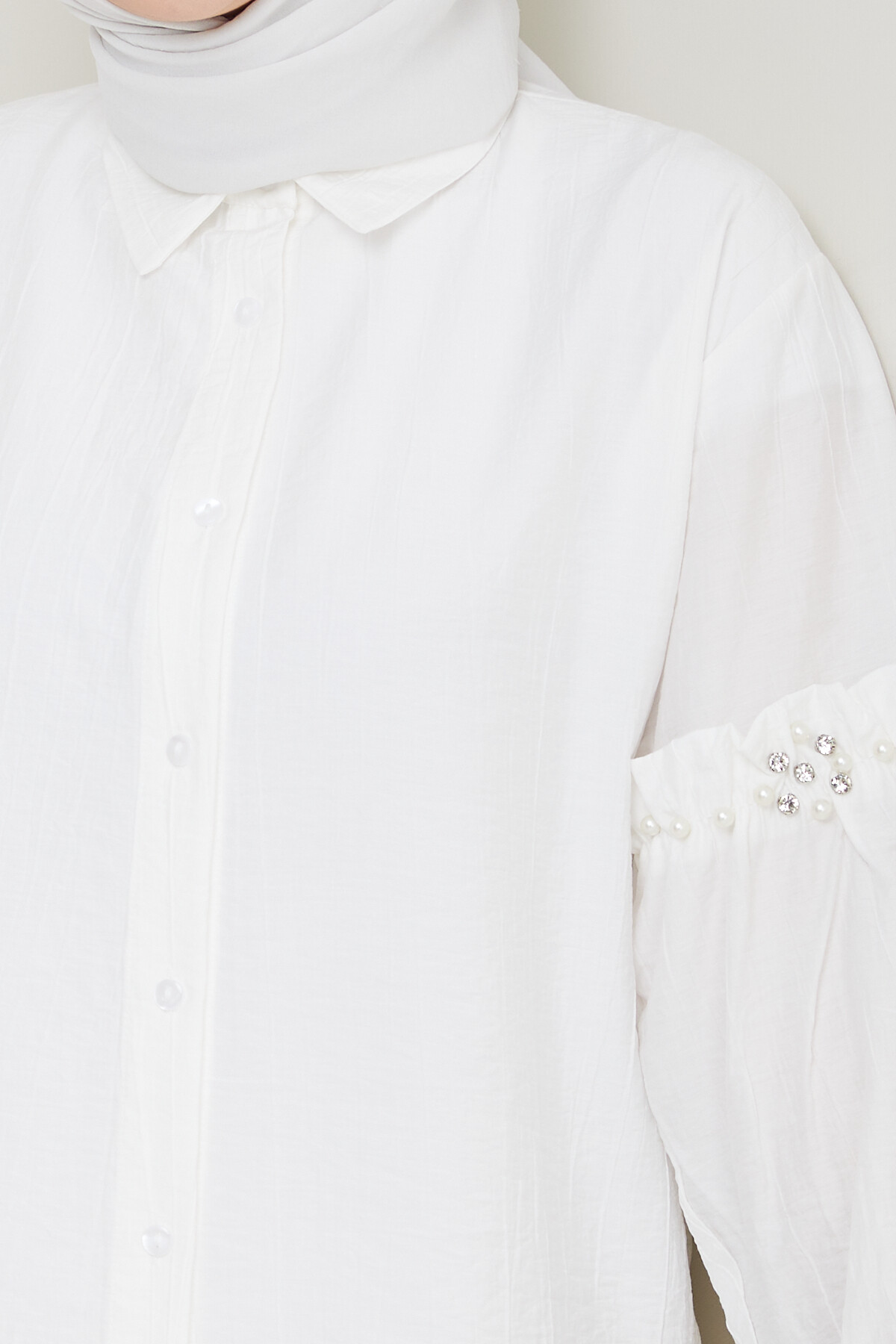 KOL İNCİ DETAYLI GÖMLEK-BEYAZ