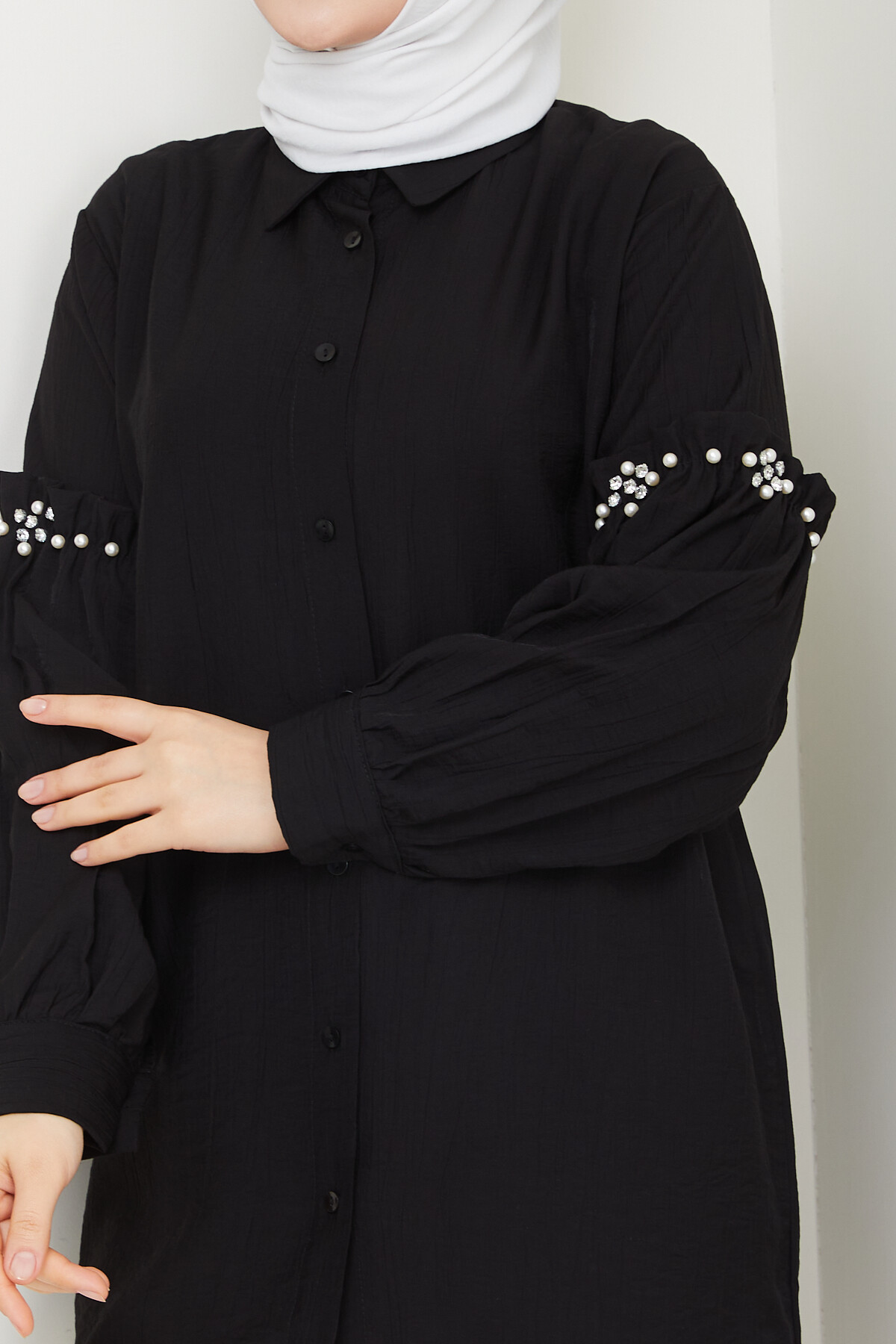 KOL İNCİ DETAYLI GÖMLEK-SİYAH