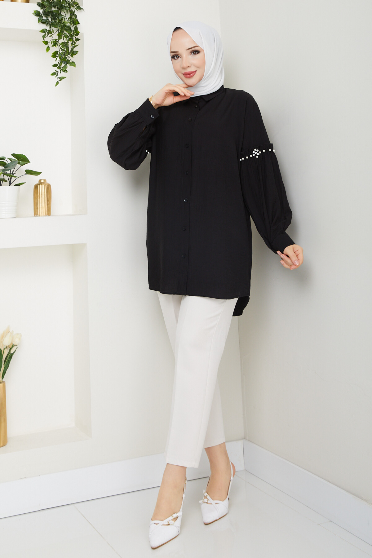 KOL İNCİ DETAYLI GÖMLEK-SİYAH