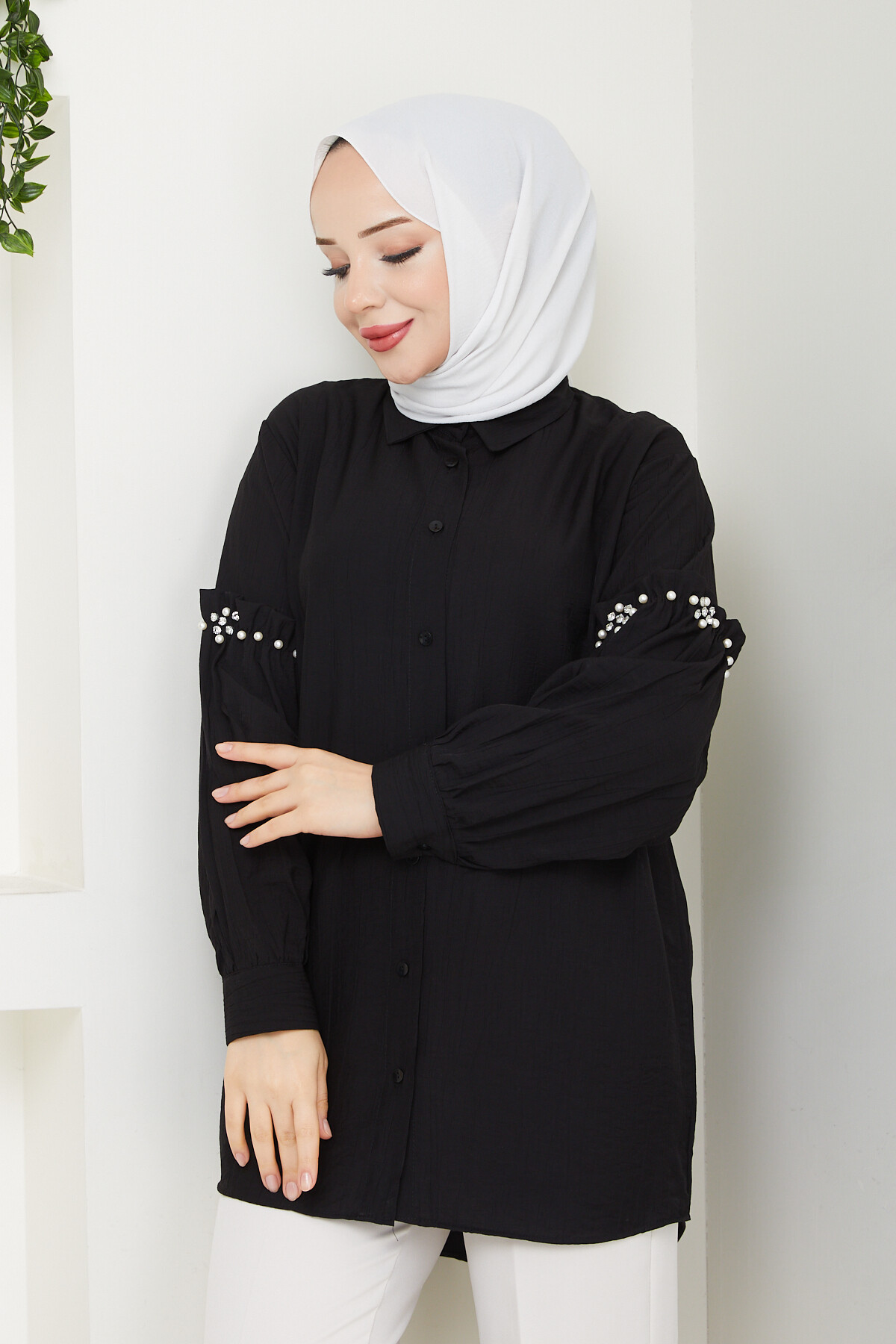 KOL İNCİ DETAYLI GÖMLEK-SİYAH