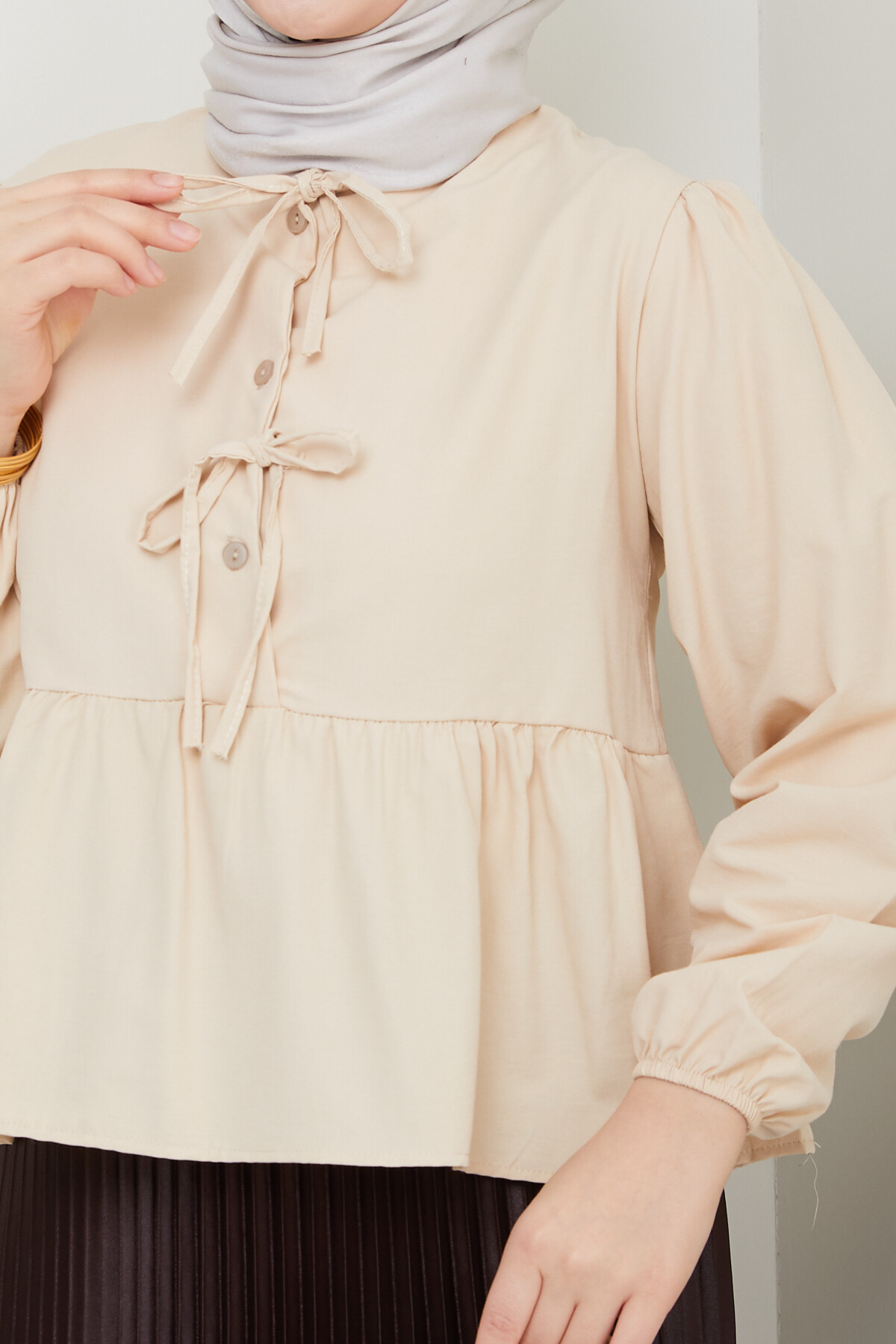 ÖN BAĞCIKLI BLUZ ETEK KOMBİN-KREM