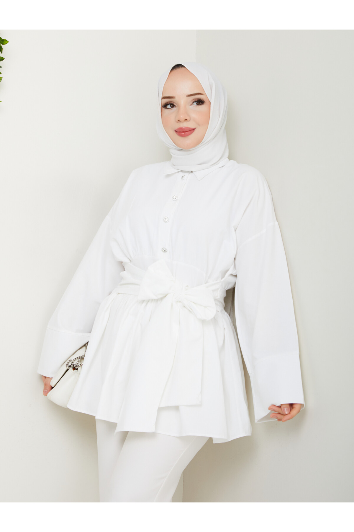 TAŞ DÜĞMELİ BAĞLAMA DETAY GÖMLEK-BEYAZ