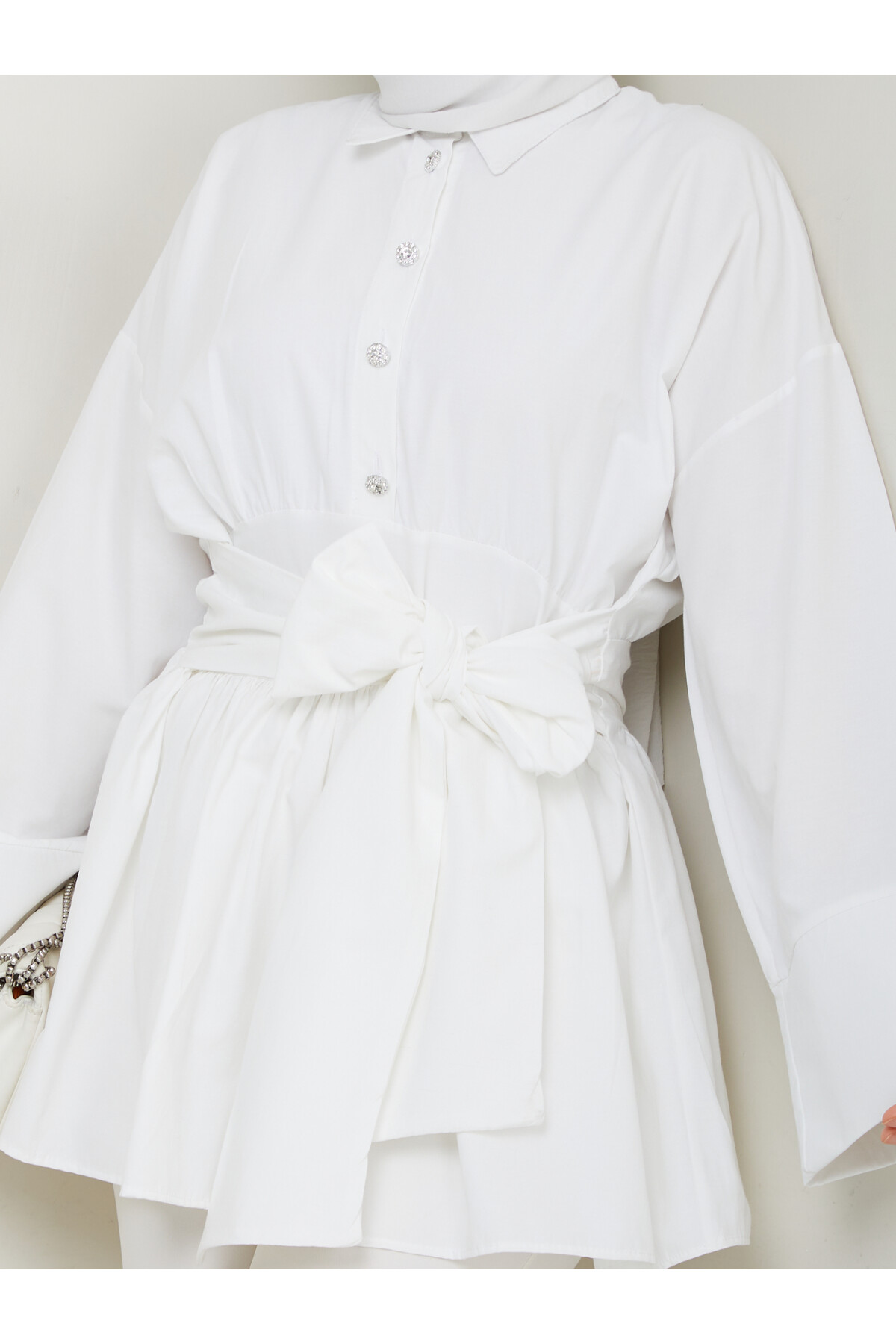 TAŞ DÜĞMELİ BAĞLAMA DETAY GÖMLEK-BEYAZ