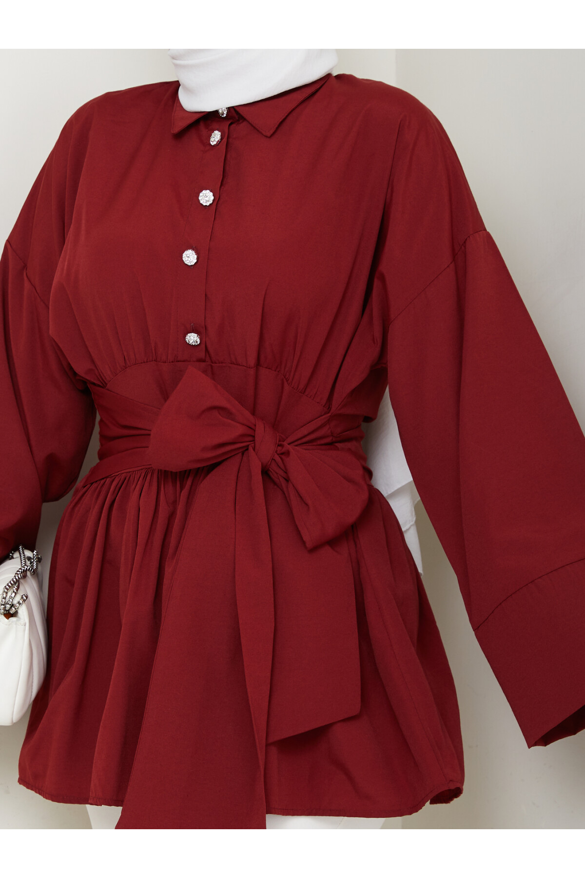 TAŞ DÜĞMELİ BAĞLAMA DETAY GÖMLEK-BORDO
