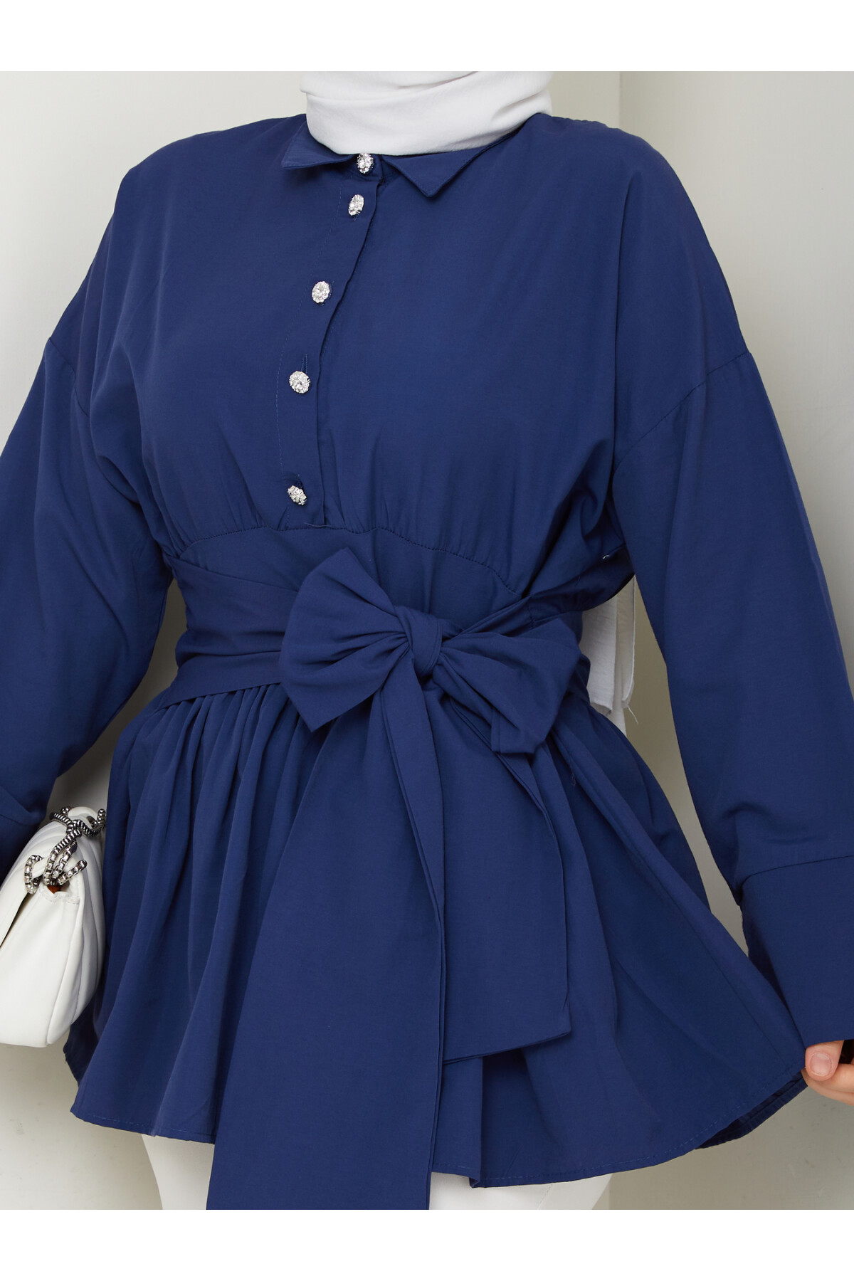 TAŞ DÜĞMELİ BAĞLAMA DETAY GÖMLEK-LACİVERT