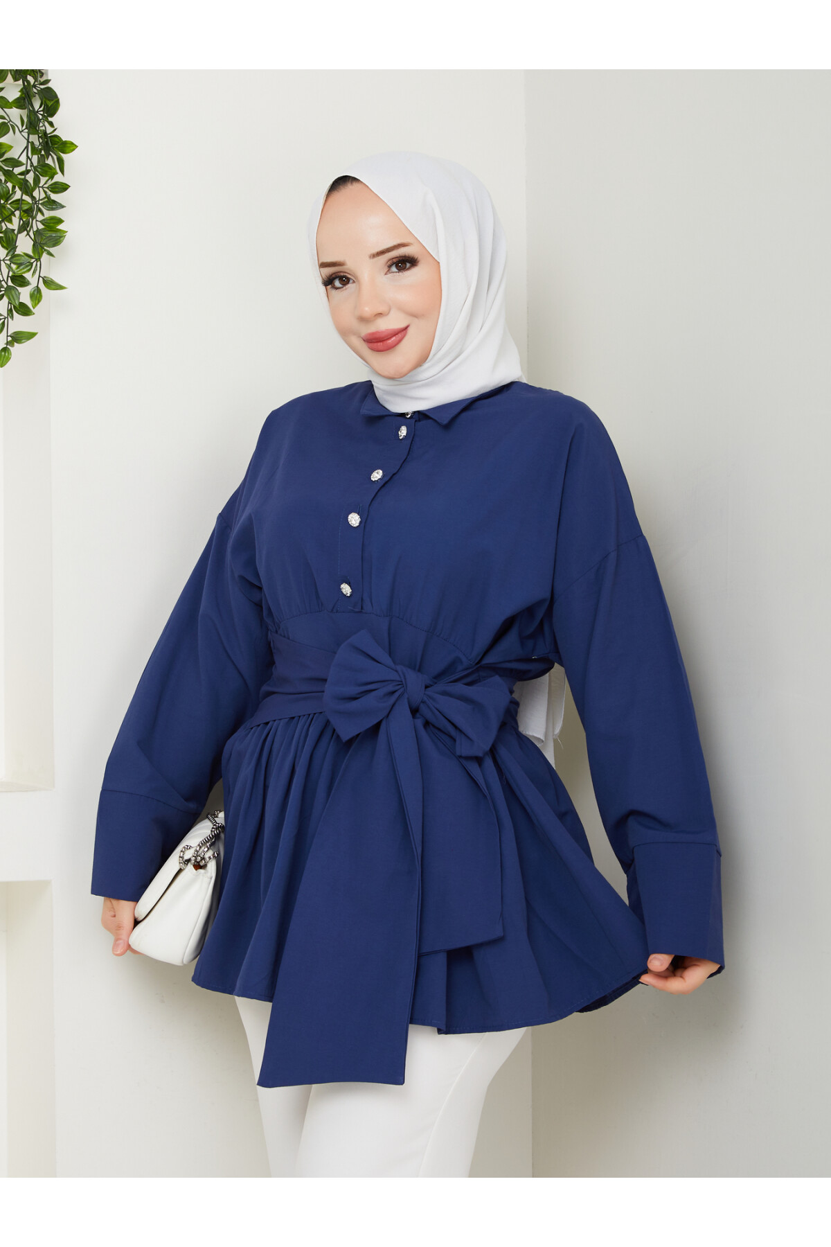 TAŞ DÜĞMELİ BAĞLAMA DETAY GÖMLEK-LACİVERT