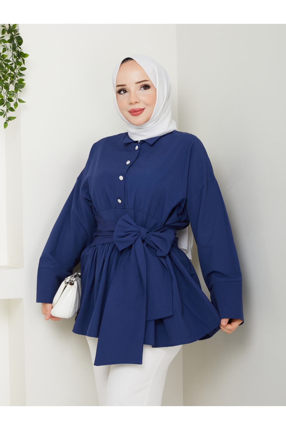 TAŞ DÜĞMELİ BAĞLAMA DETAY GÖMLEK-LACİVERT