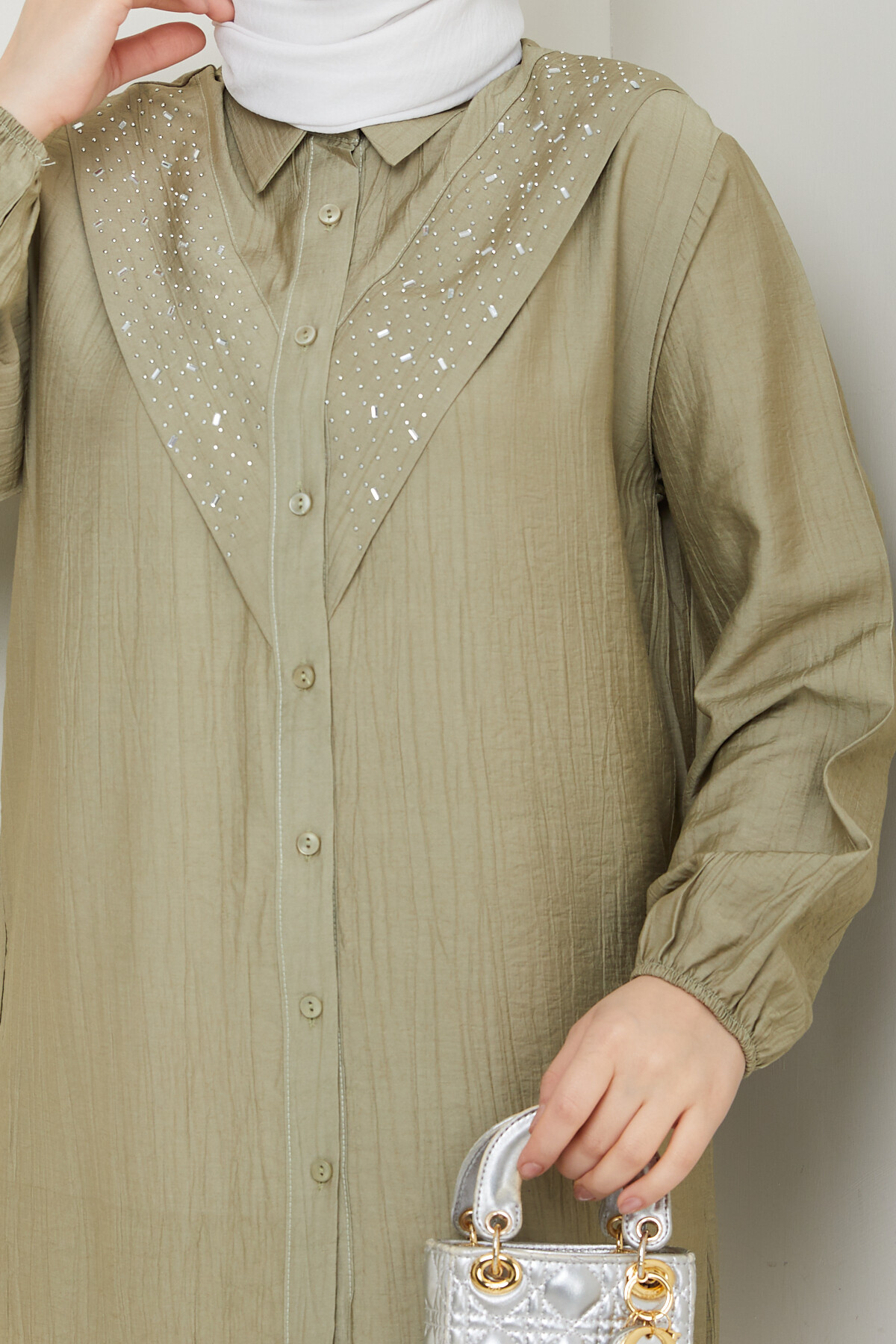 V ROBALI TAŞ DETAY GÖMLEK - MİNT YEŞİLİ