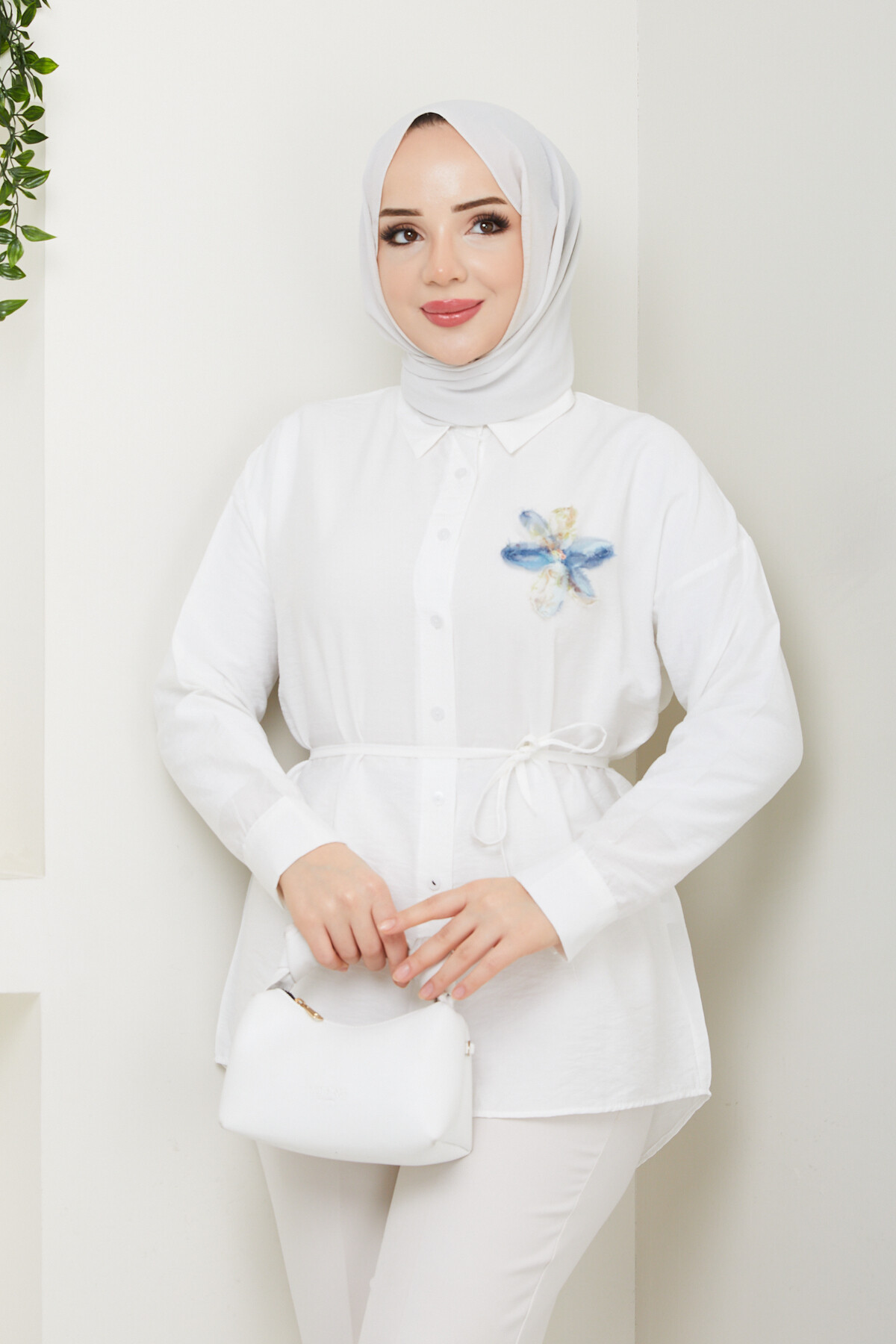 VİO ÇİÇEKLİ GÖMLEK-BEYAZ