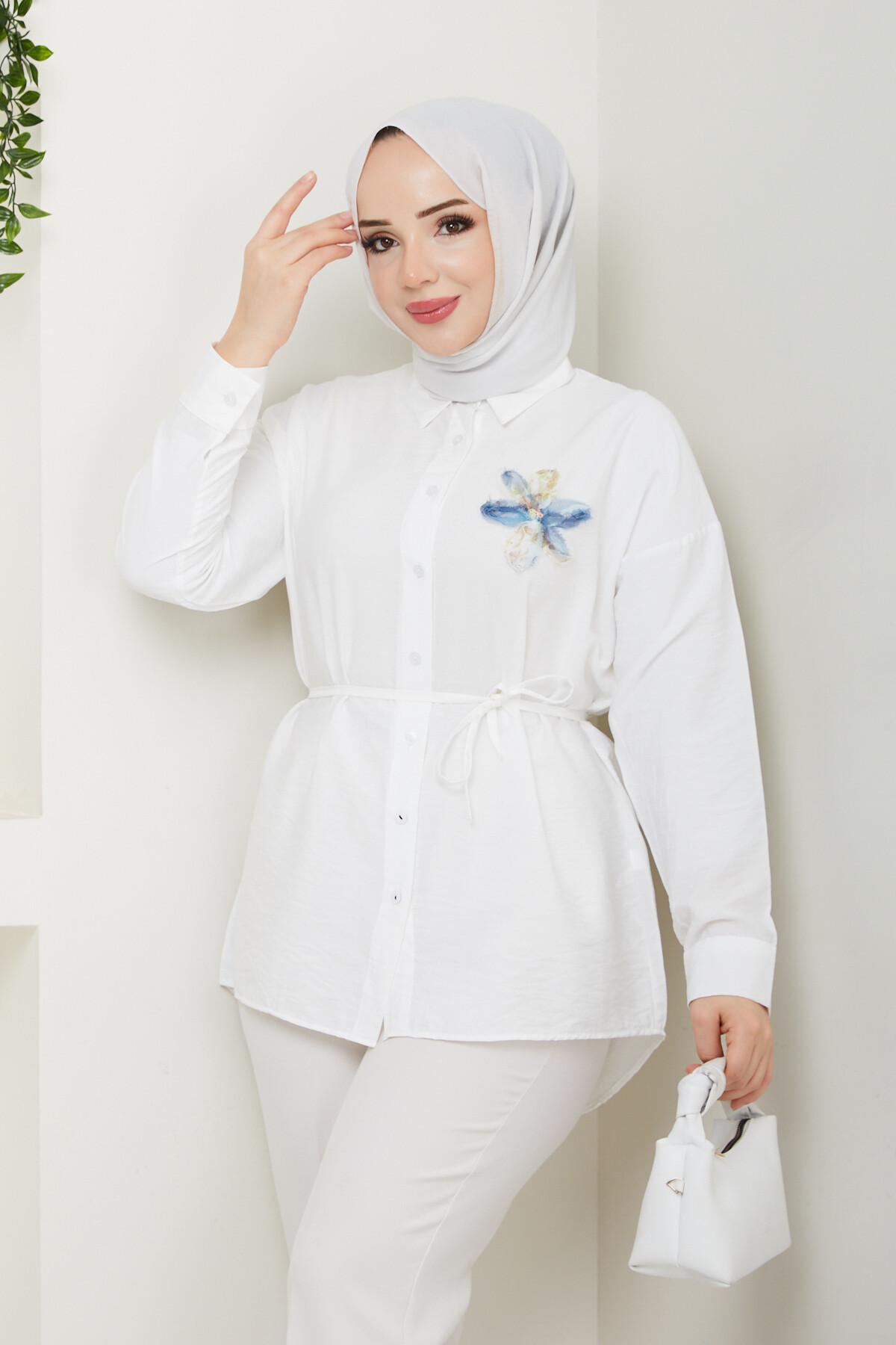 VİO ÇİÇEKLİ GÖMLEK-BEYAZ