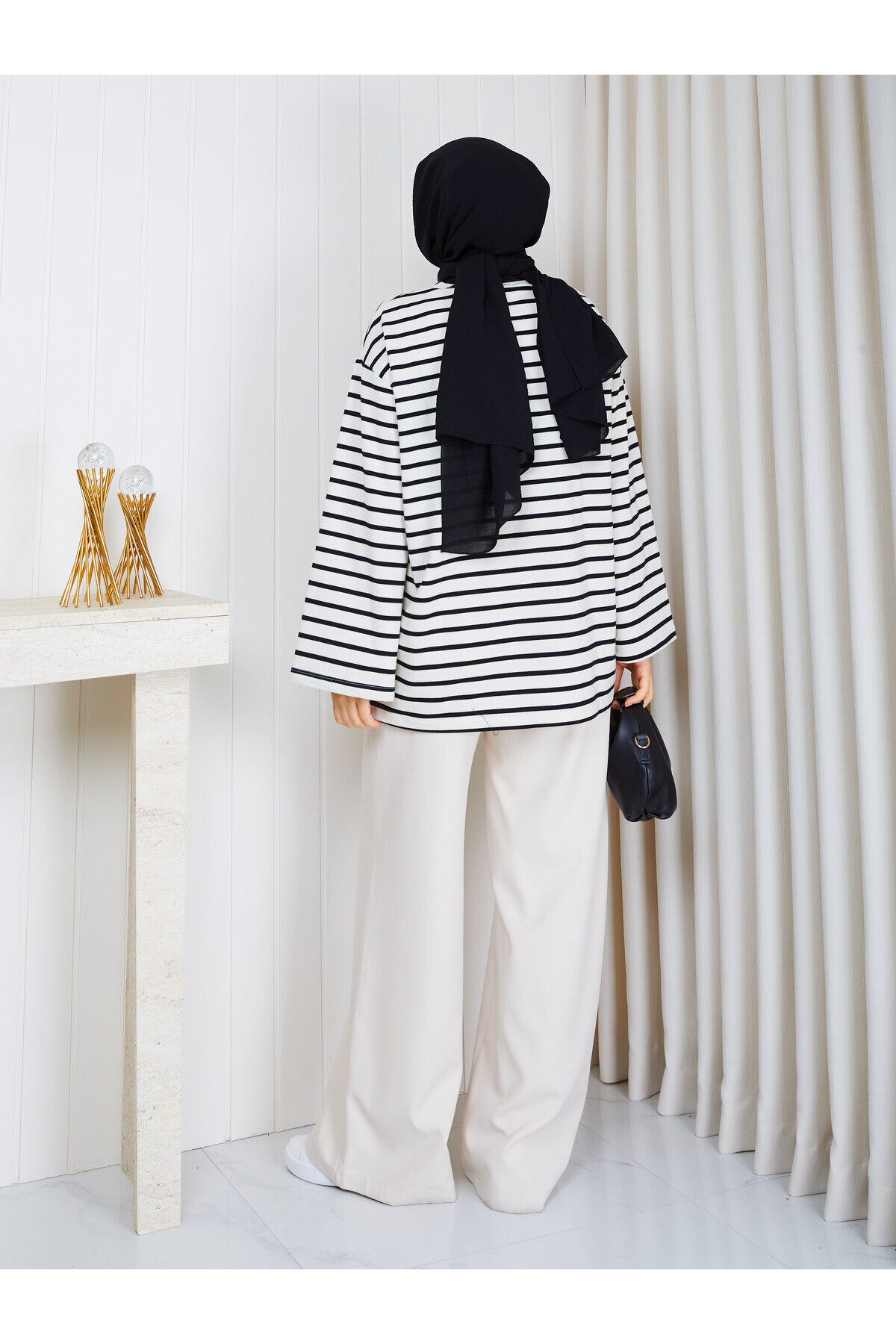 1301 Çizgili Oversize Basic Sweatshirt – Ekru/Siyah