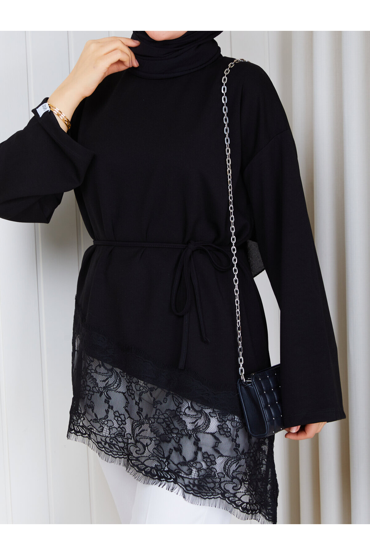1401 Asimetrik Dantel Detaylı Kuşaklı Sweatshirt-Siyah