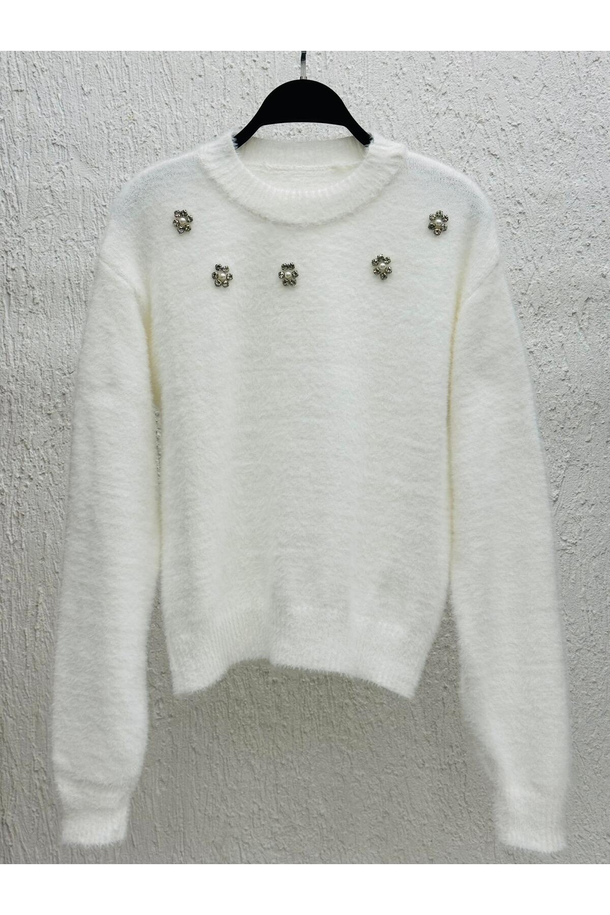 Çiçek Taş Desen Tüy Kazak Beyaz