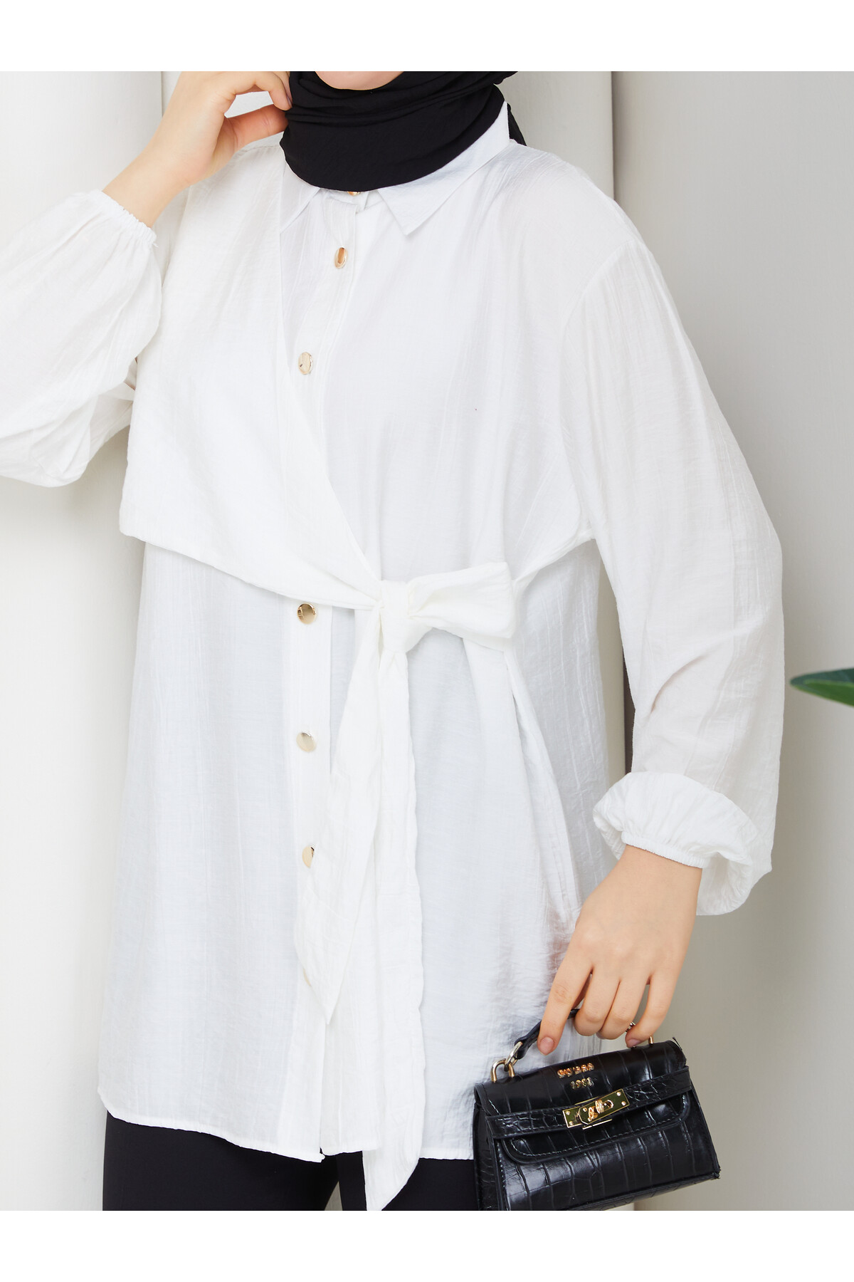 ÇİLEK YAN BAĞLAMALI GÖMLEK KOMBİN - BEYAZ