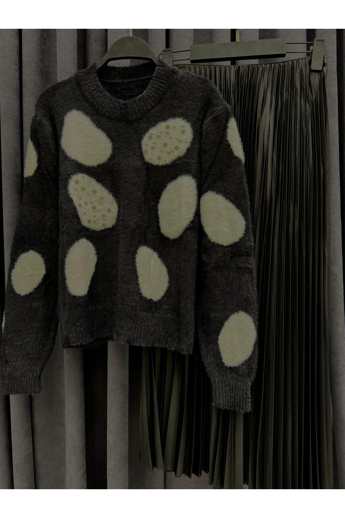 Desenli İnci Detaylı Tüy Kazak Kombin Siyah